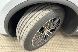 harmaa Porsche Macan 2025 kuva 10.