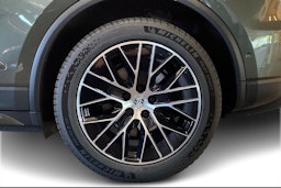 met. vihreä Porsche Macan 2025 kuva 9.