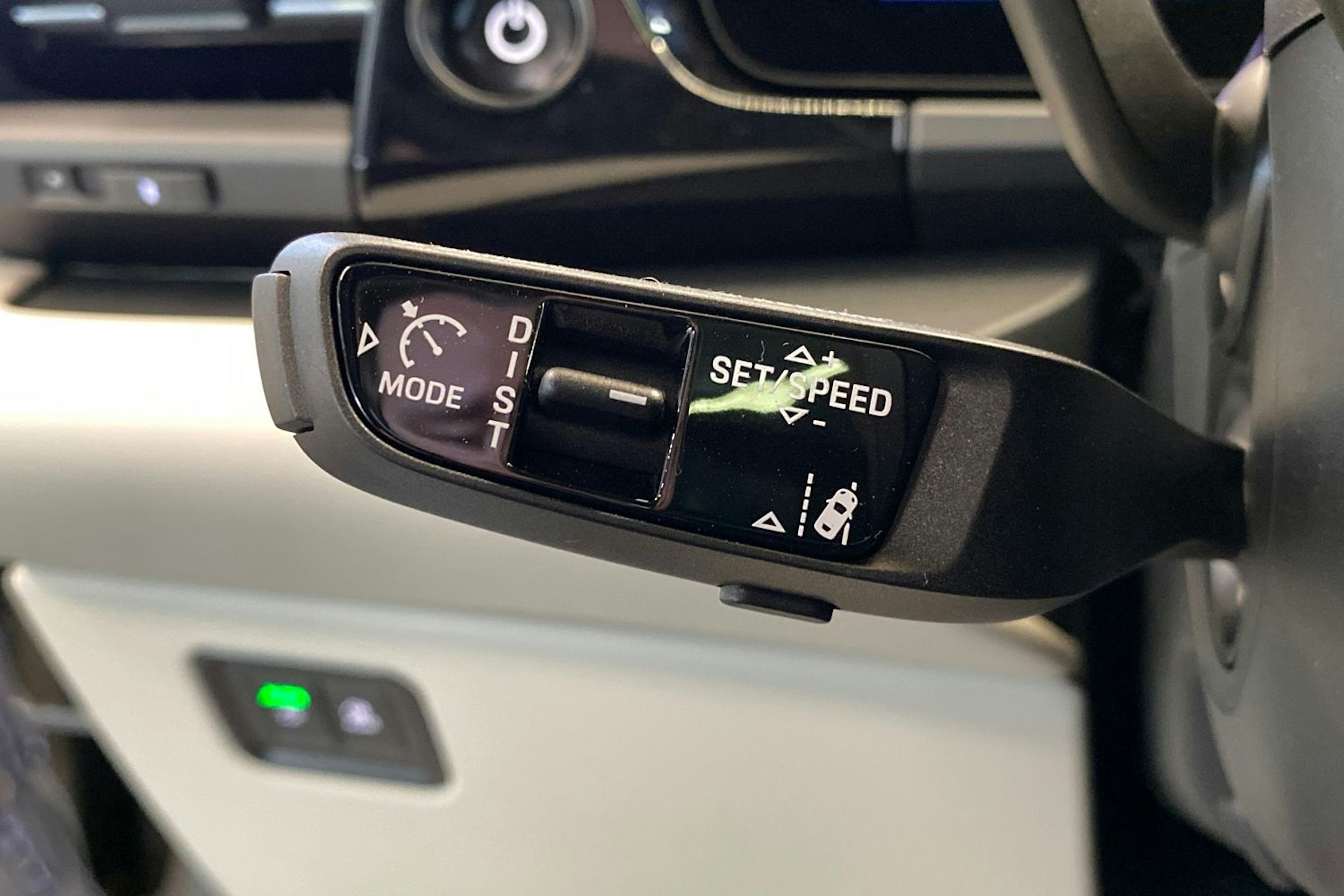 met. vihreä Porsche Macan 2025 kuva 11.