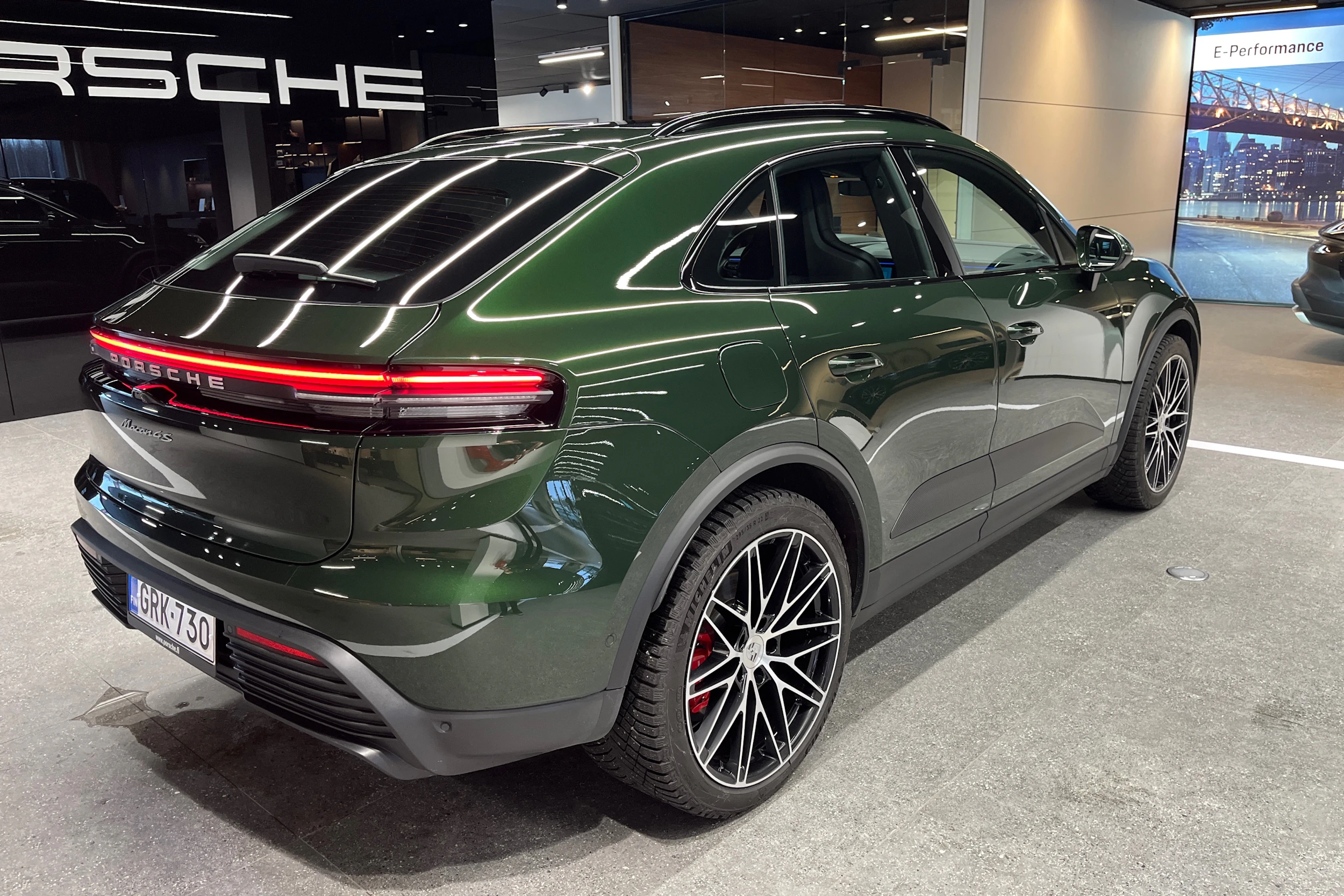 vihreä Porsche Macan 2025 kuva 9.