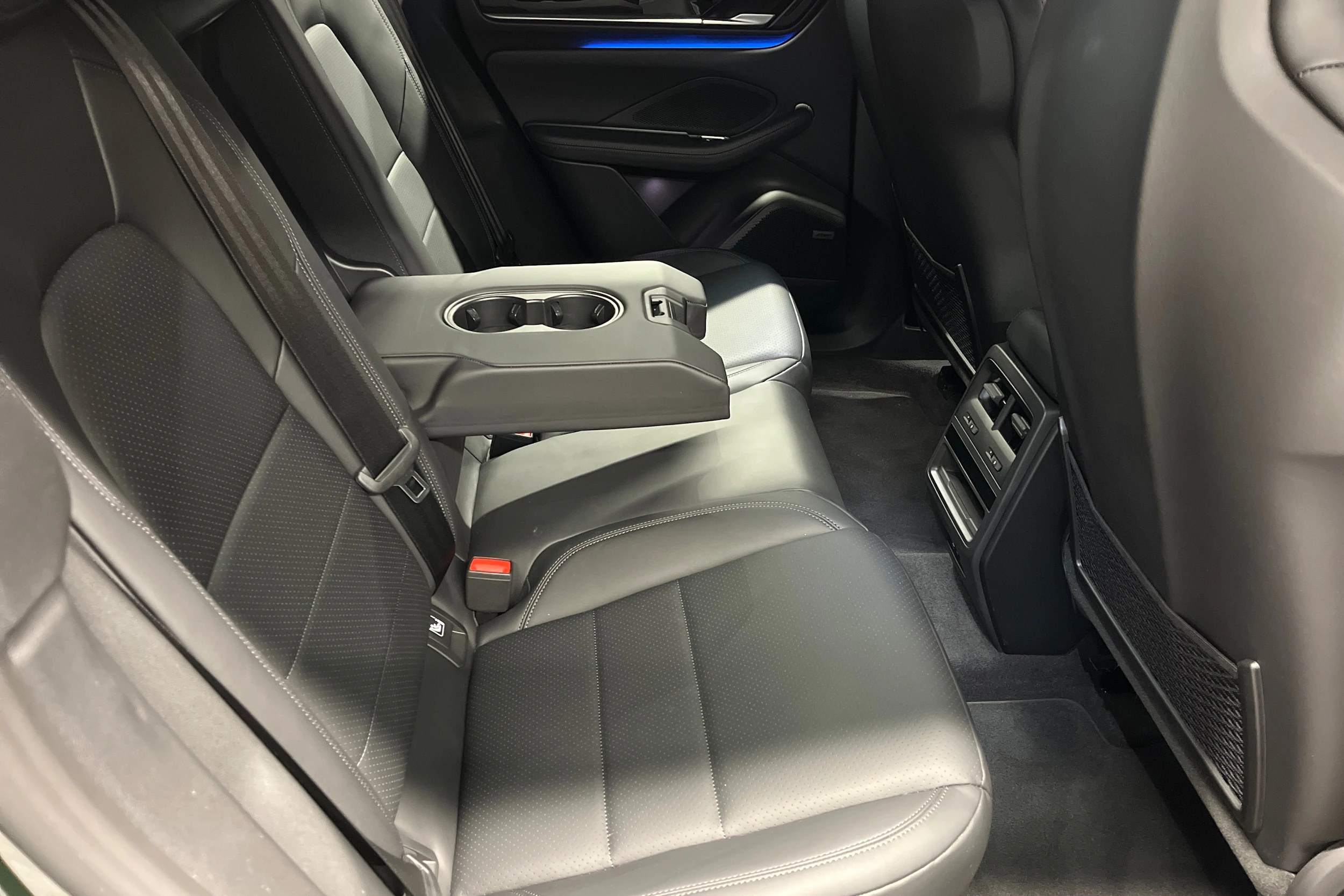 vihreä Porsche Macan 2025 kuva 23.