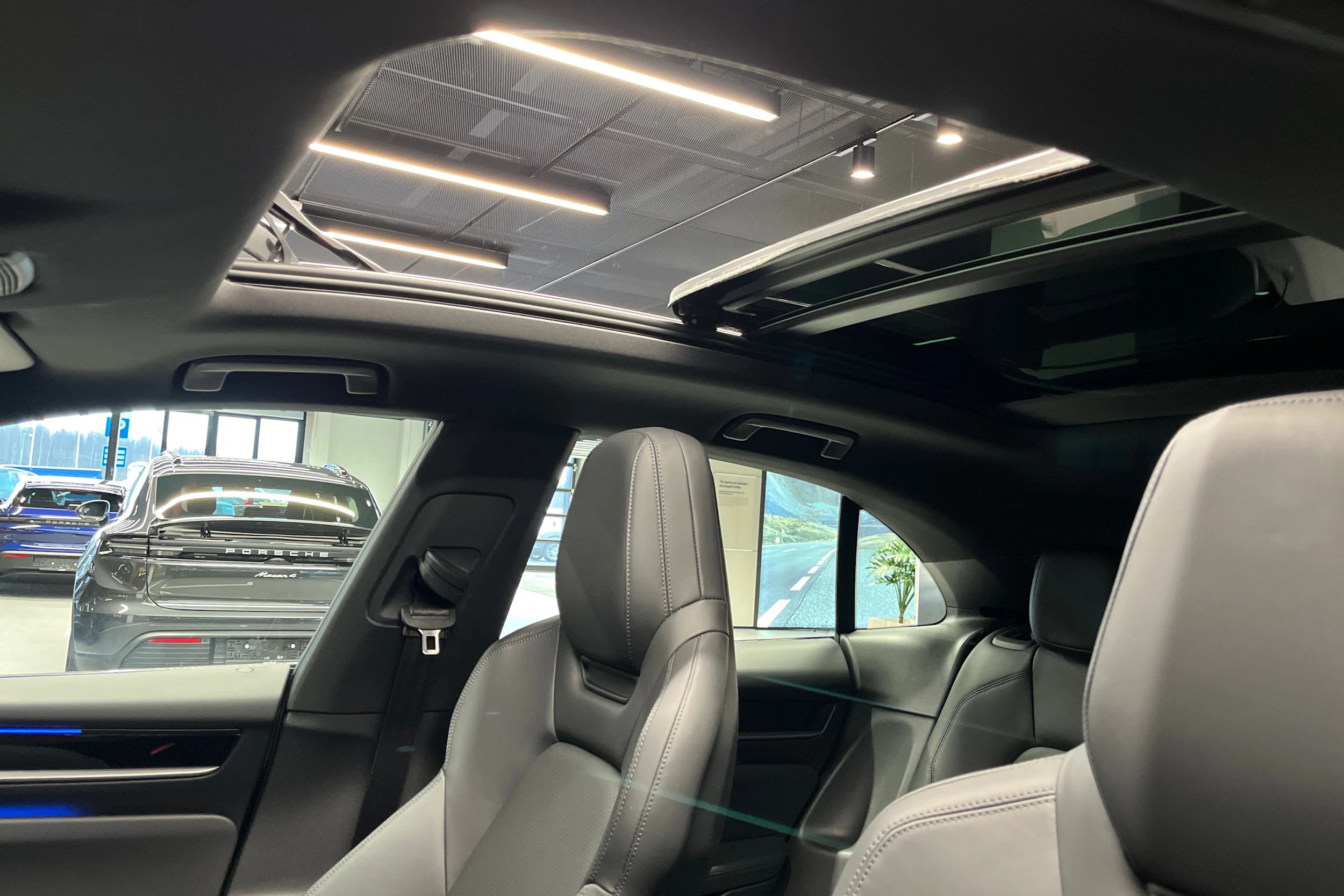 vihreä Porsche Macan 2025 kuva 24.