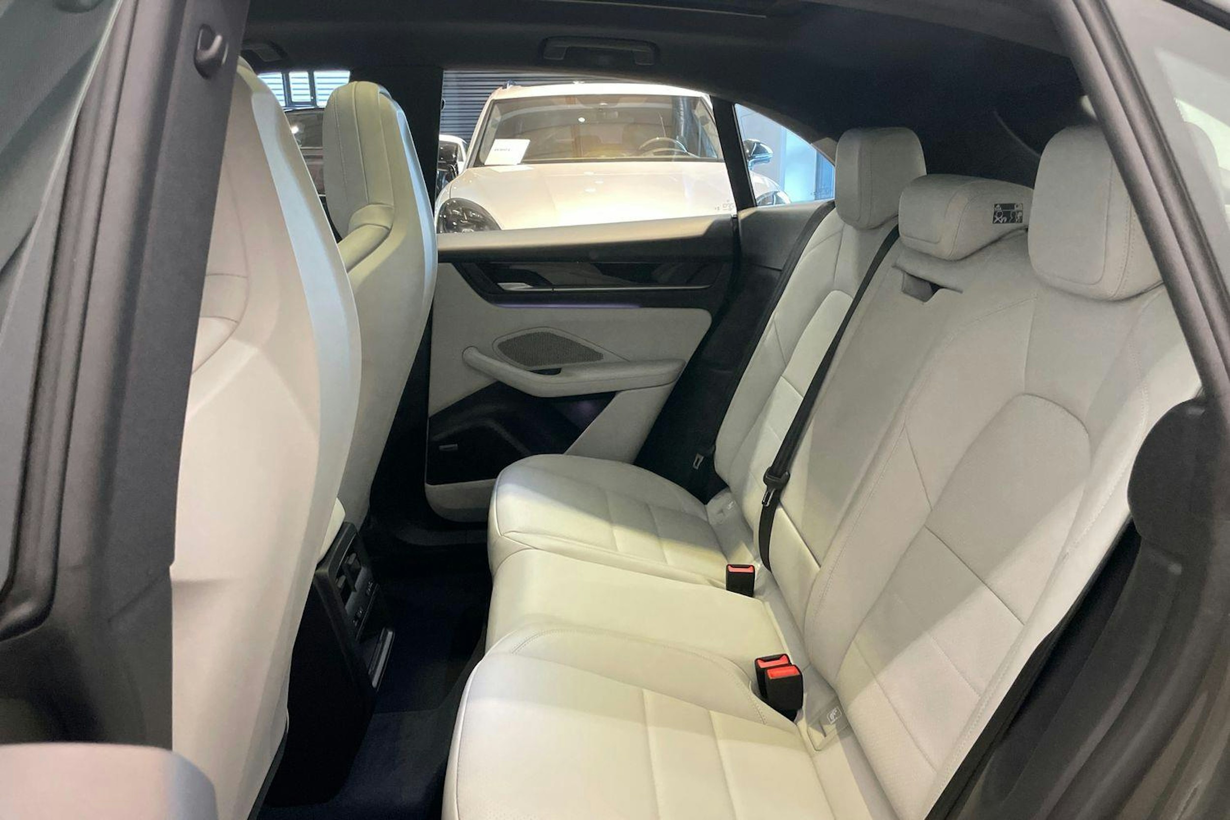vihreä Porsche Macan 2025 kuva 9.