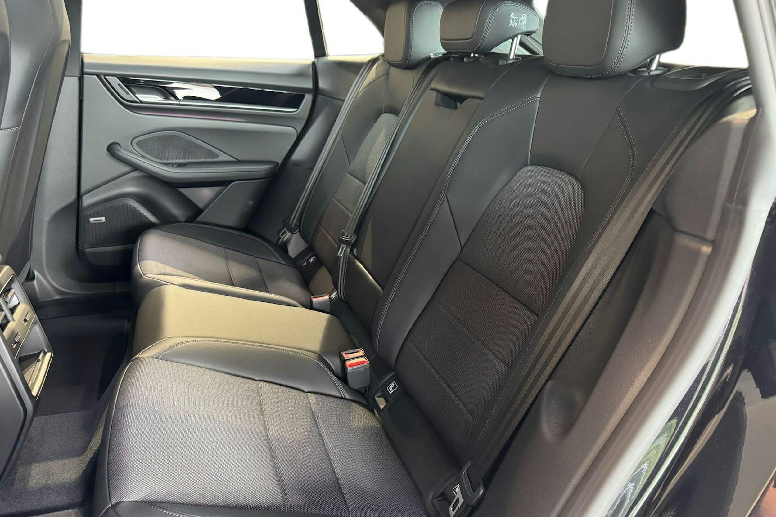musta Porsche Macan 2025 kuva 8.