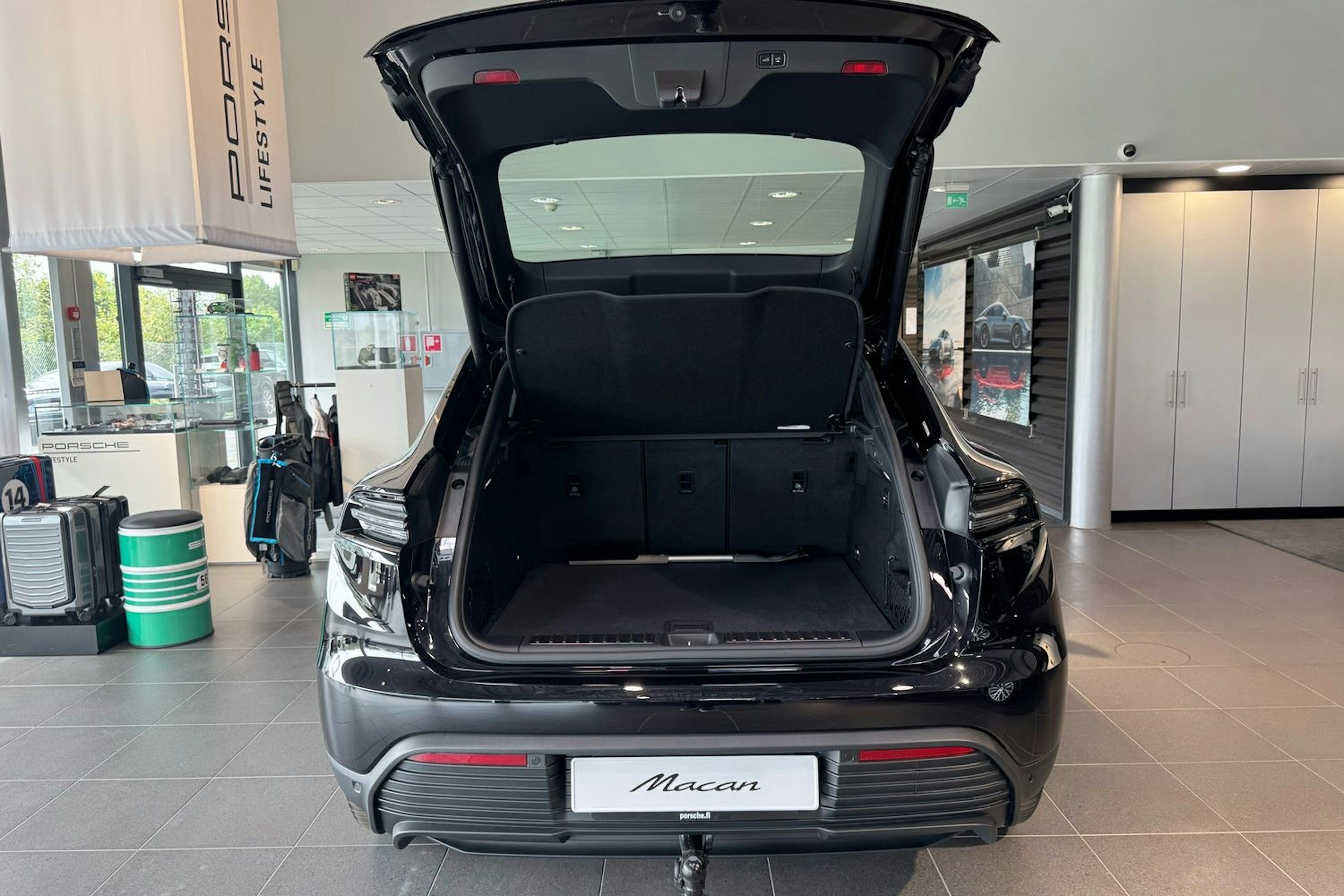 musta Porsche Macan 2025 kuva 17.