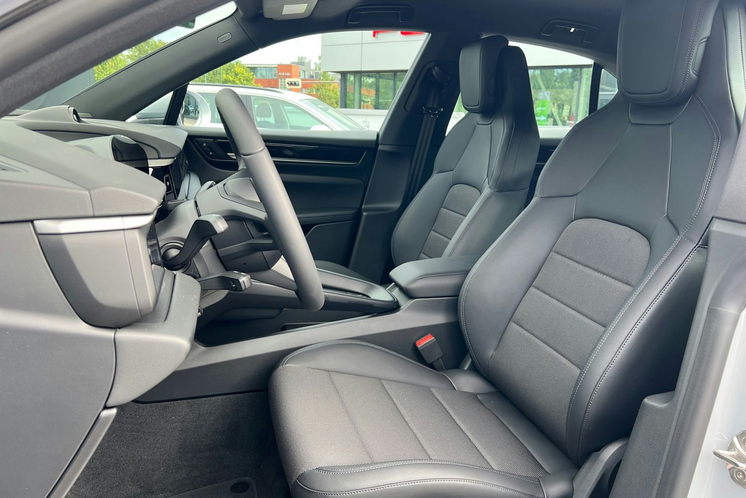 harmaa Porsche Macan 2025 kuva 10.