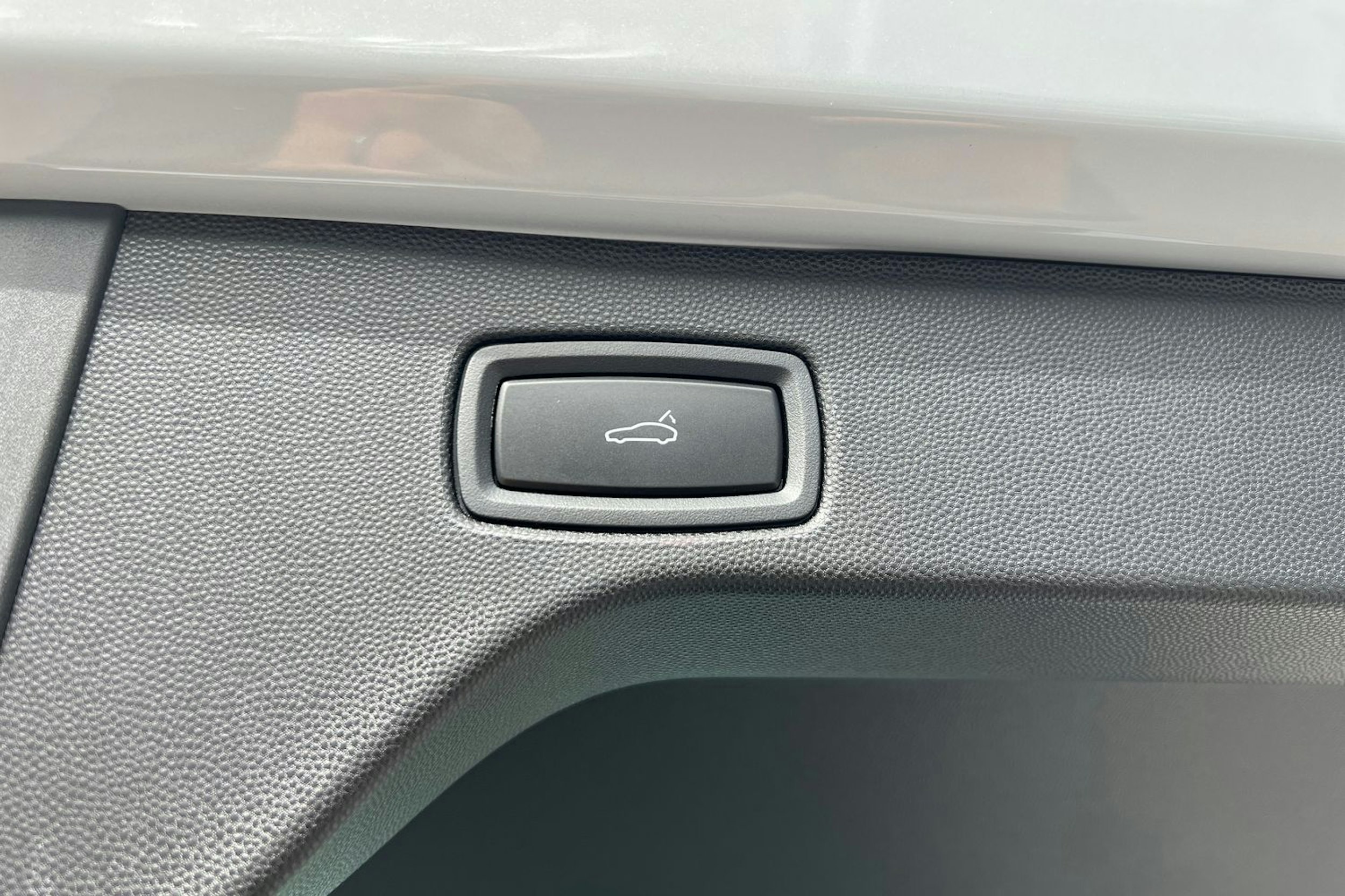harmaa Porsche Macan 2025 kuva 12.