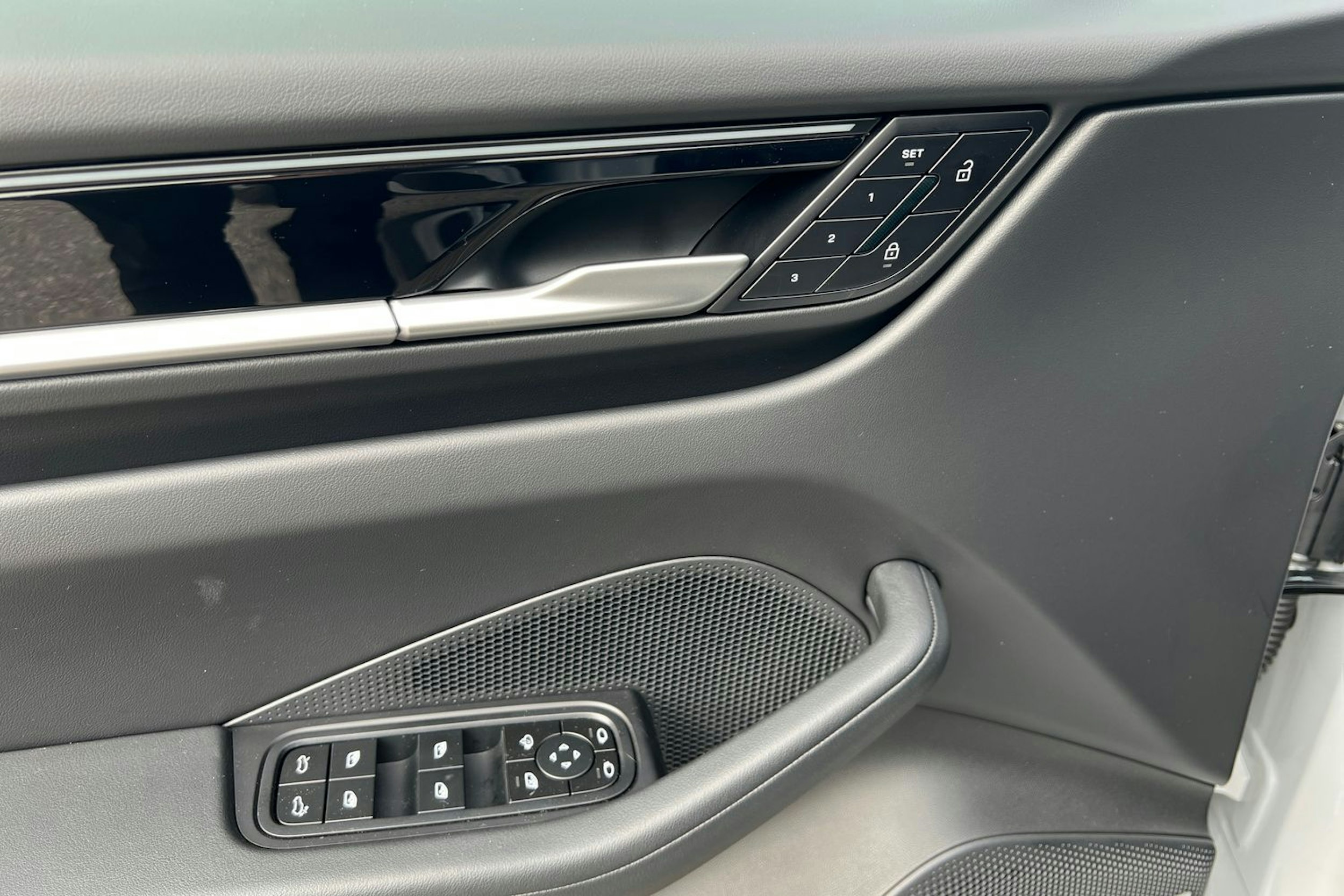 harmaa Porsche Macan 2025 kuva 14.