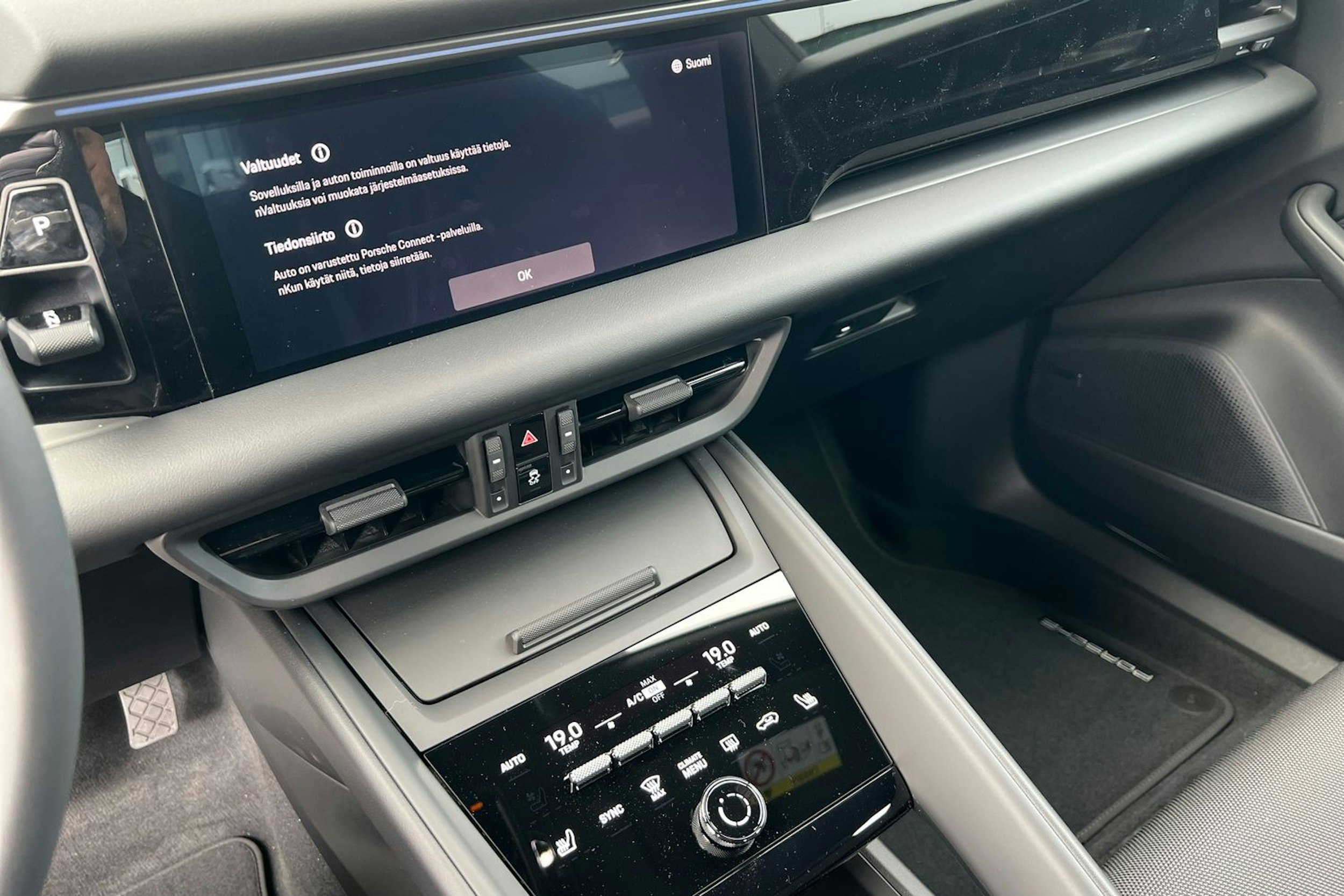 harmaa Porsche Macan 2025 kuva 15.