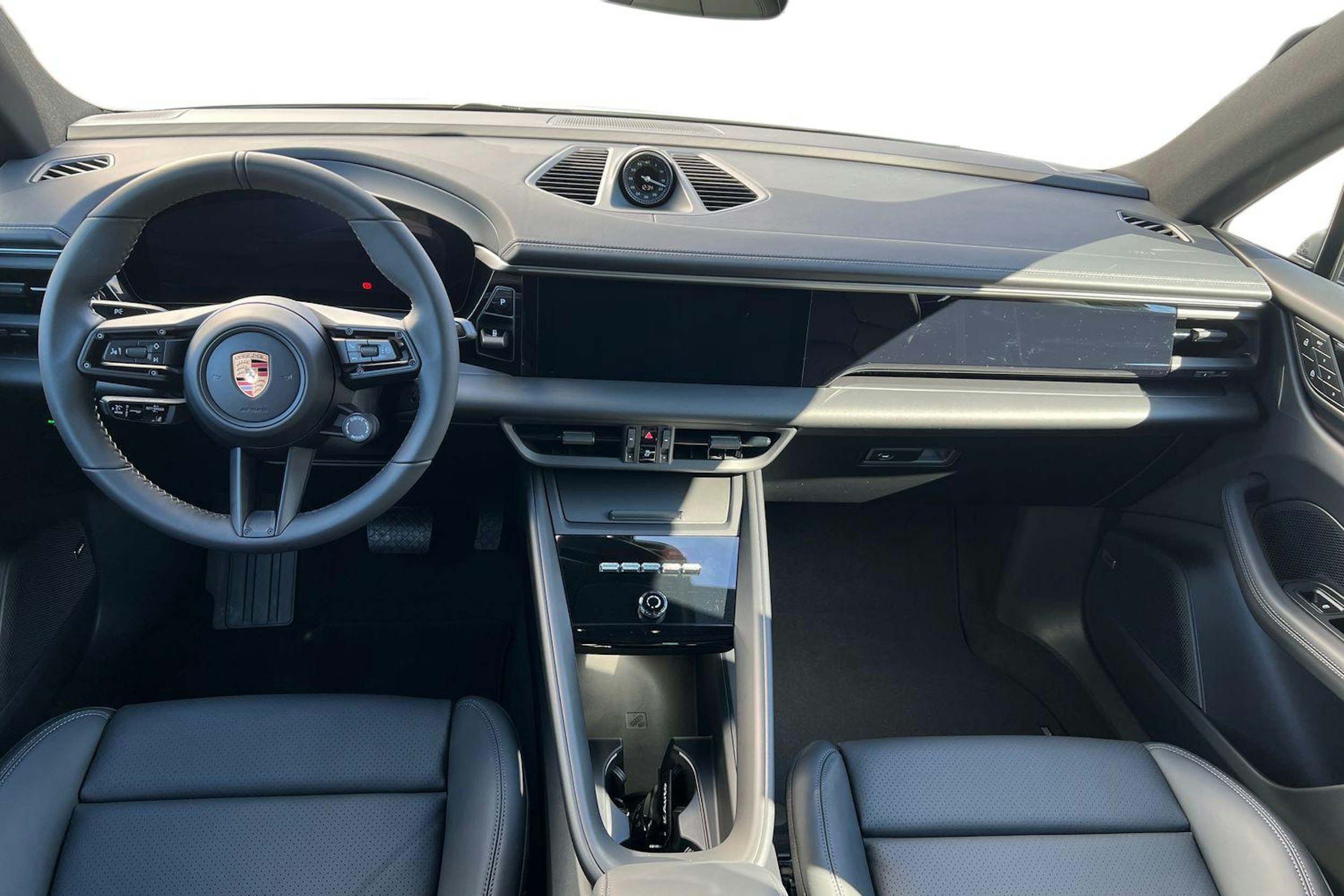 harmaa Porsche Macan 2025 kuva 7.