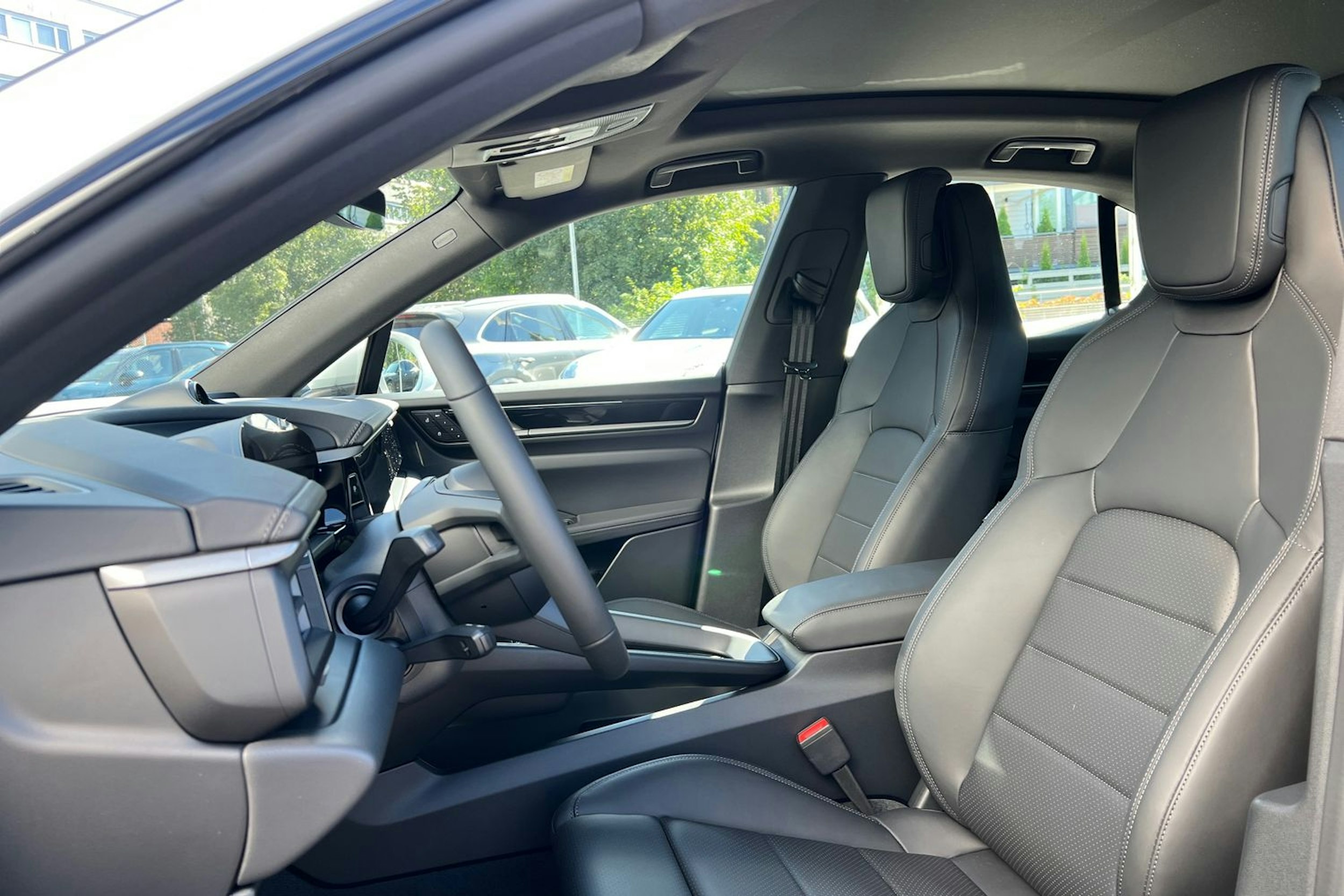 harmaa Porsche Macan 2025 kuva 11.