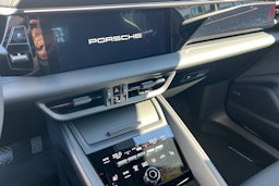 harmaa Porsche Macan 2025 kuva 12.