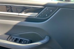 harmaa Porsche Macan 2025 kuva 13.