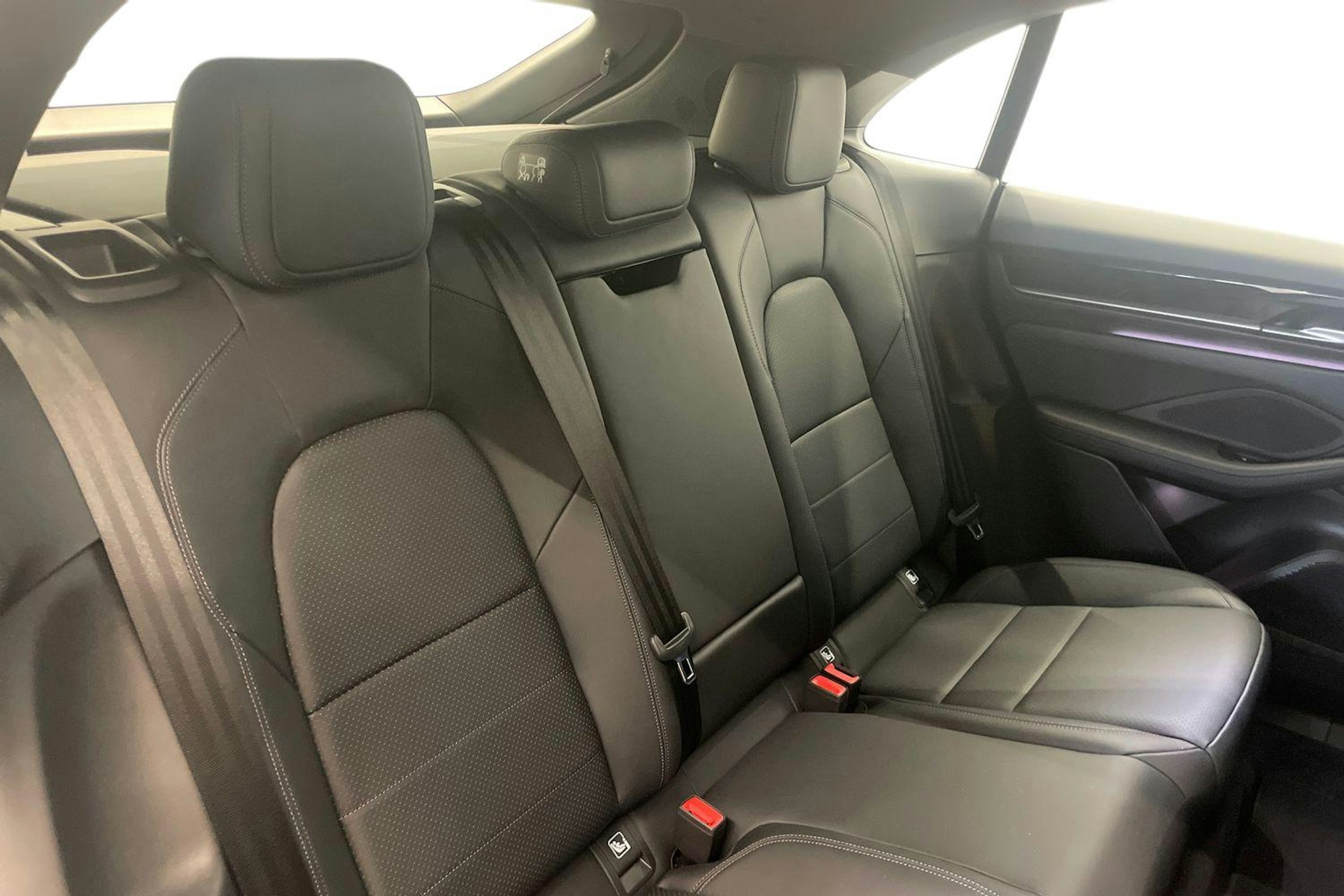 musta Porsche Macan 2025 kuva 8.