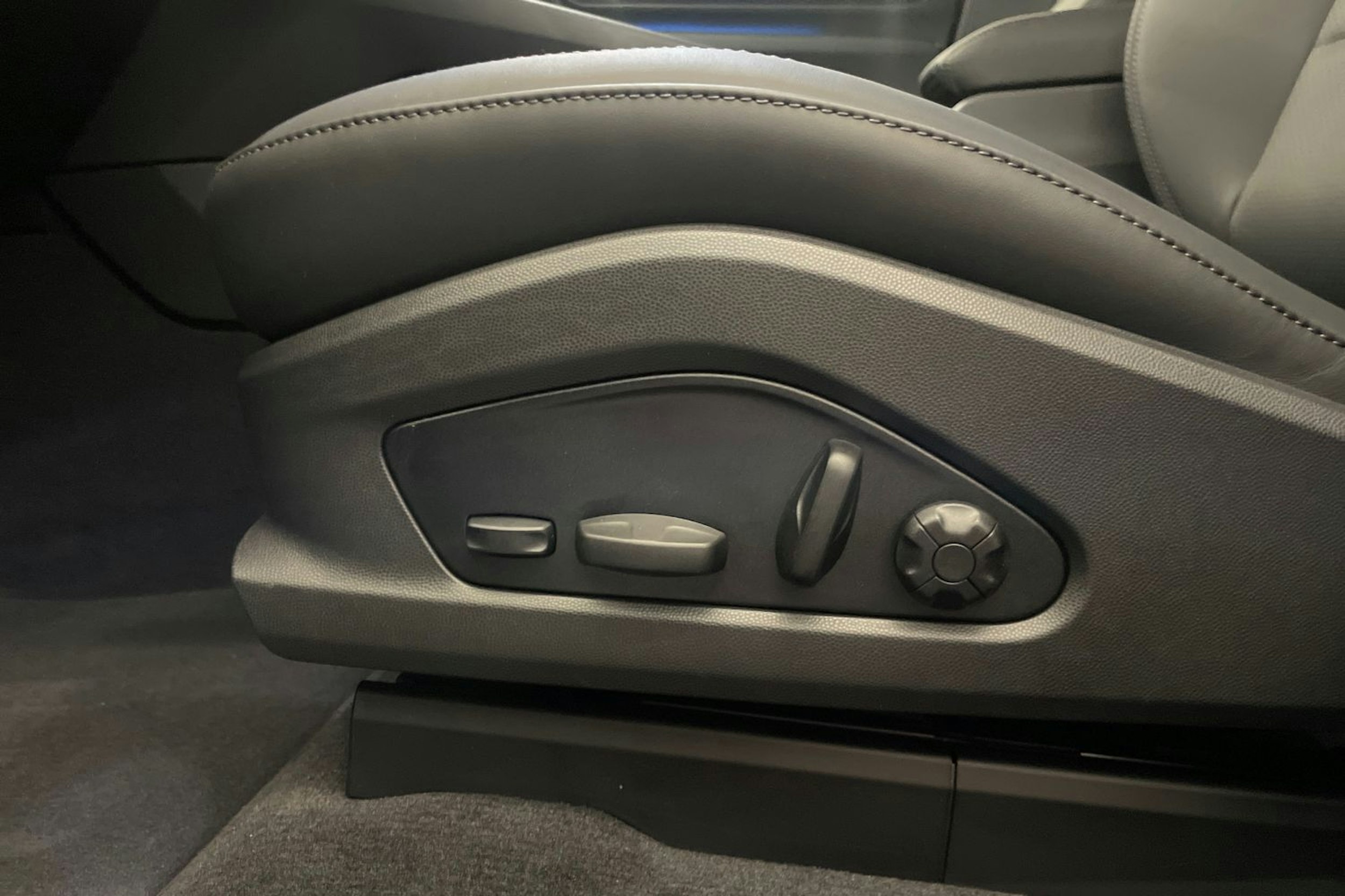 musta Porsche Macan 2025 kuva 11.