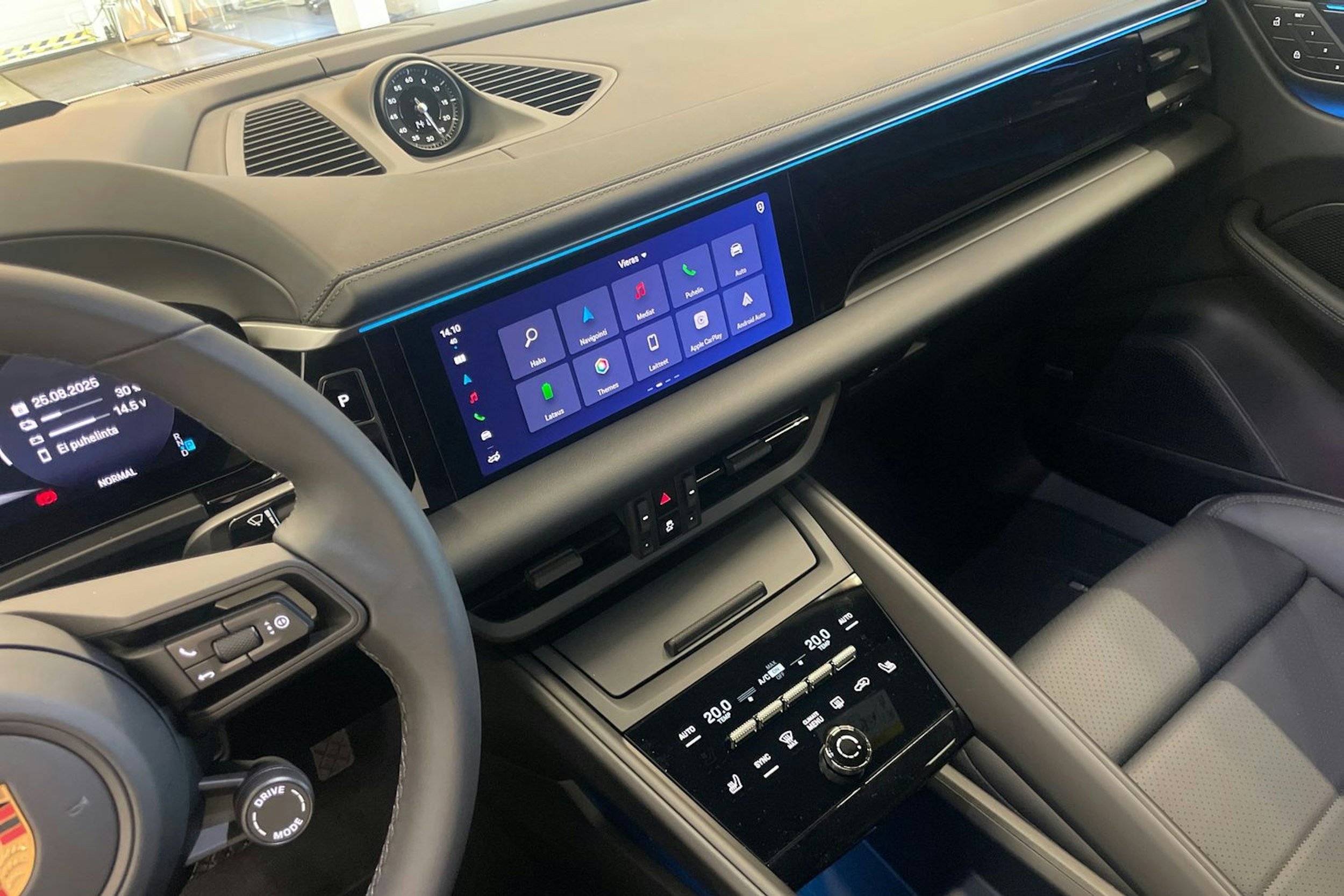 musta Porsche Macan 2025 kuva 16.