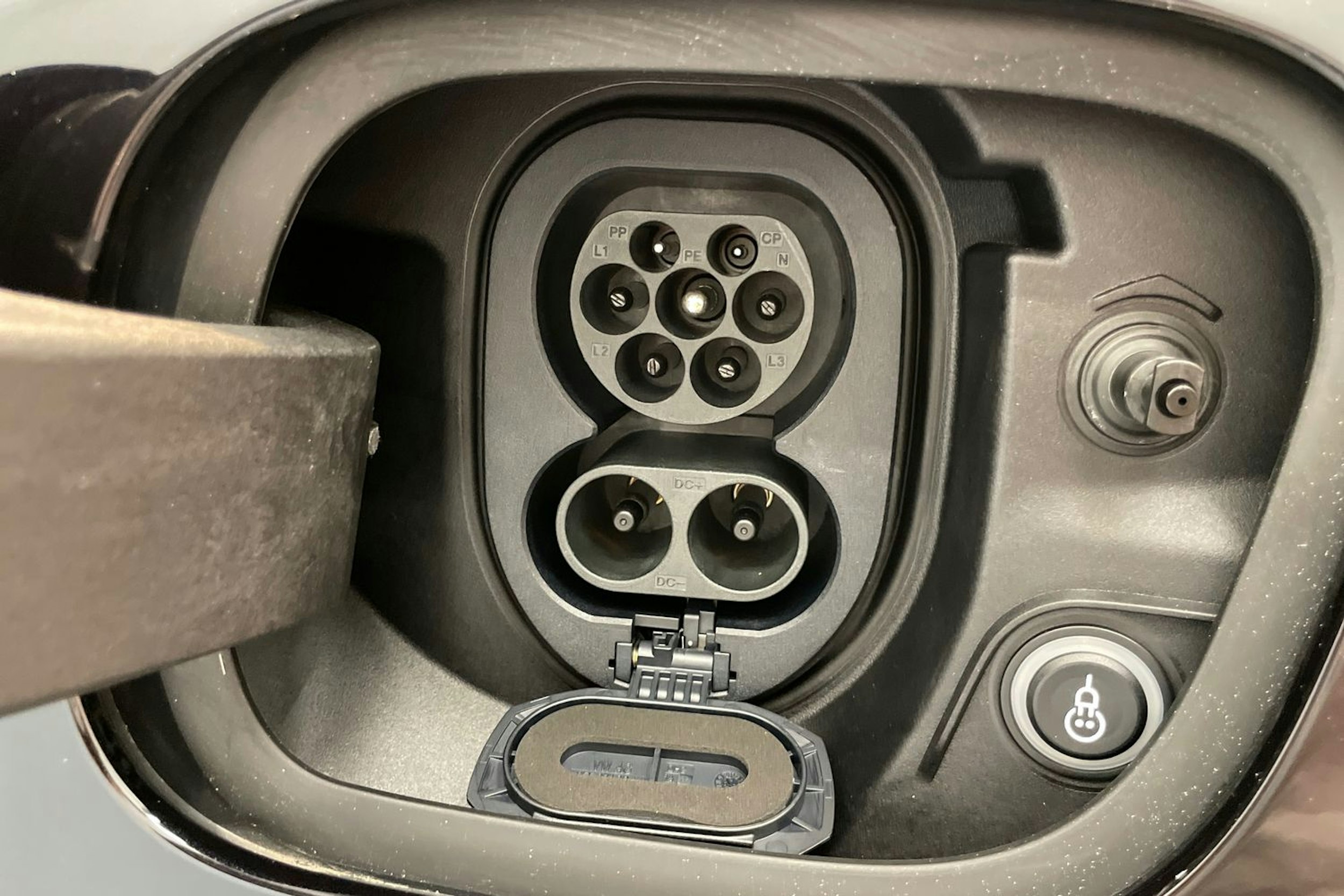 musta Porsche Macan 2025 kuva 20.