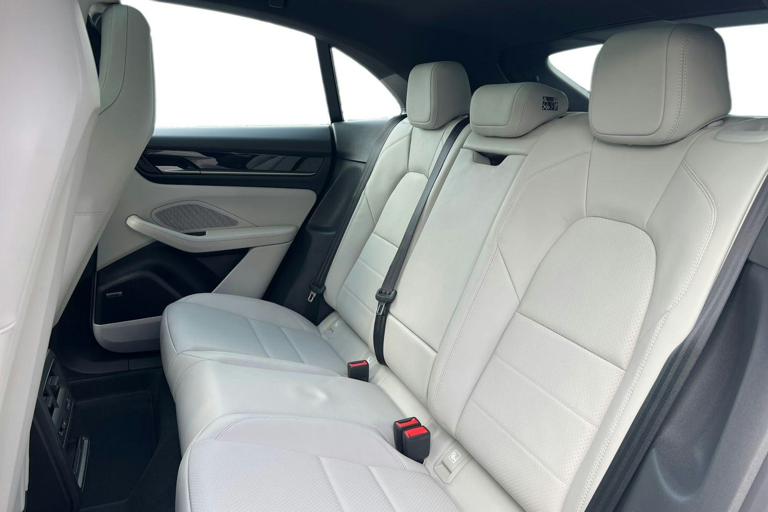 harmaa Porsche Macan 2025 kuva 8.