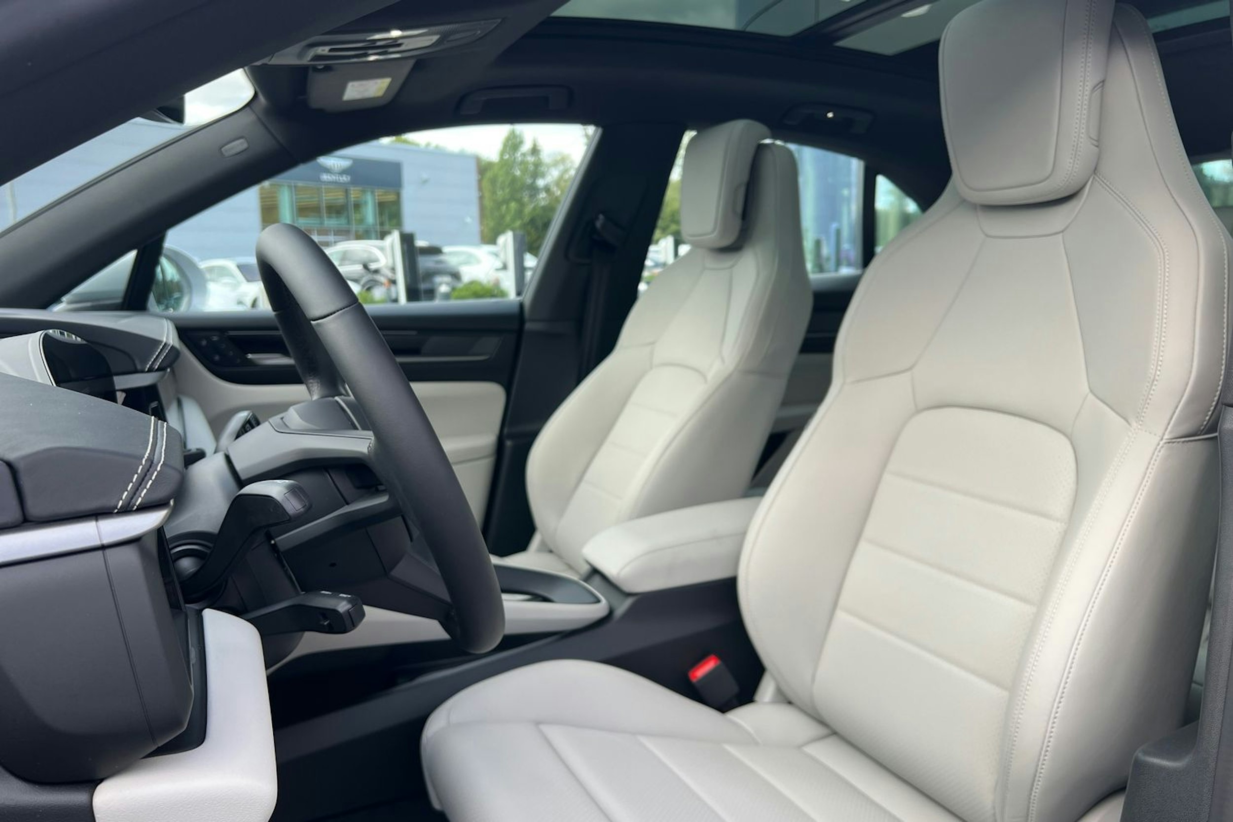 harmaa Porsche Macan 2025 kuva 13.
