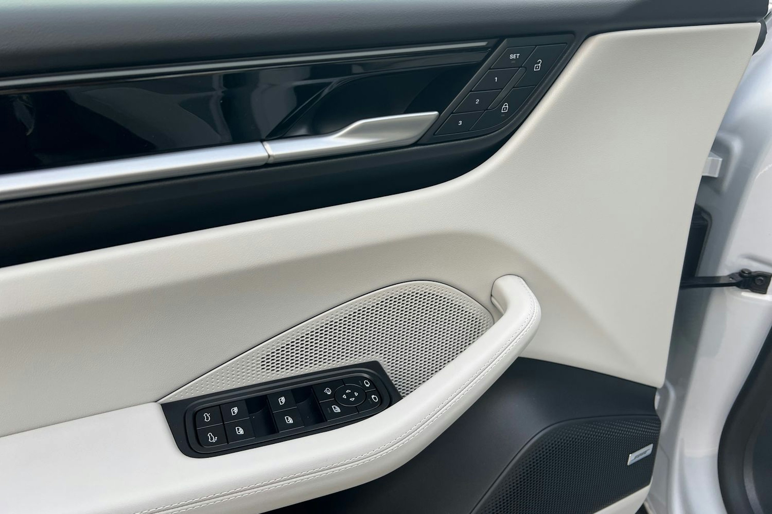 harmaa Porsche Macan 2025 kuva 14.