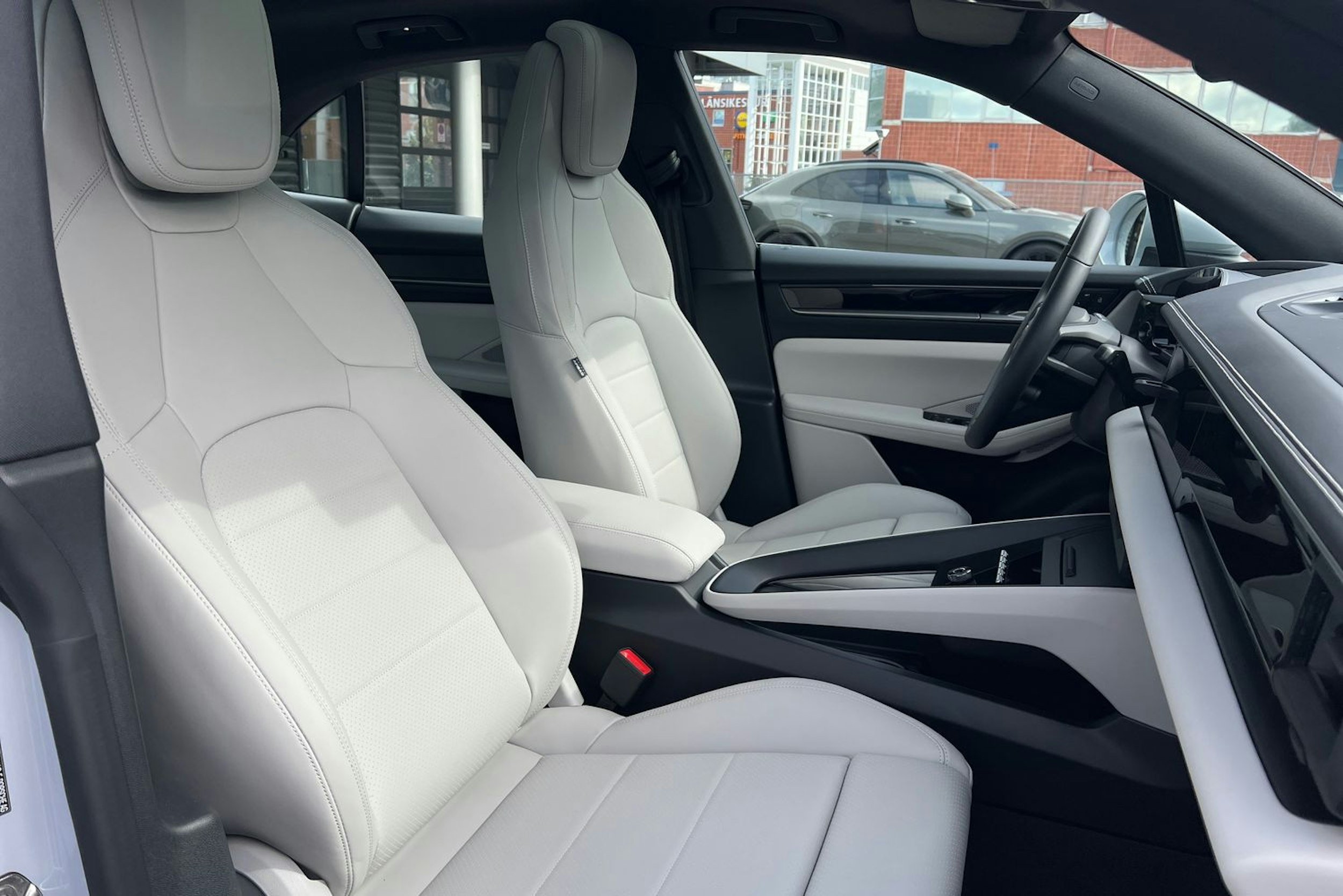 harmaa Porsche Macan 2025 kuva 16.