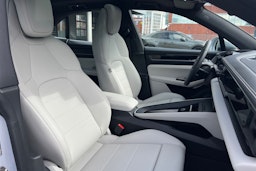 harmaa Porsche Macan 2025 kuva 16.