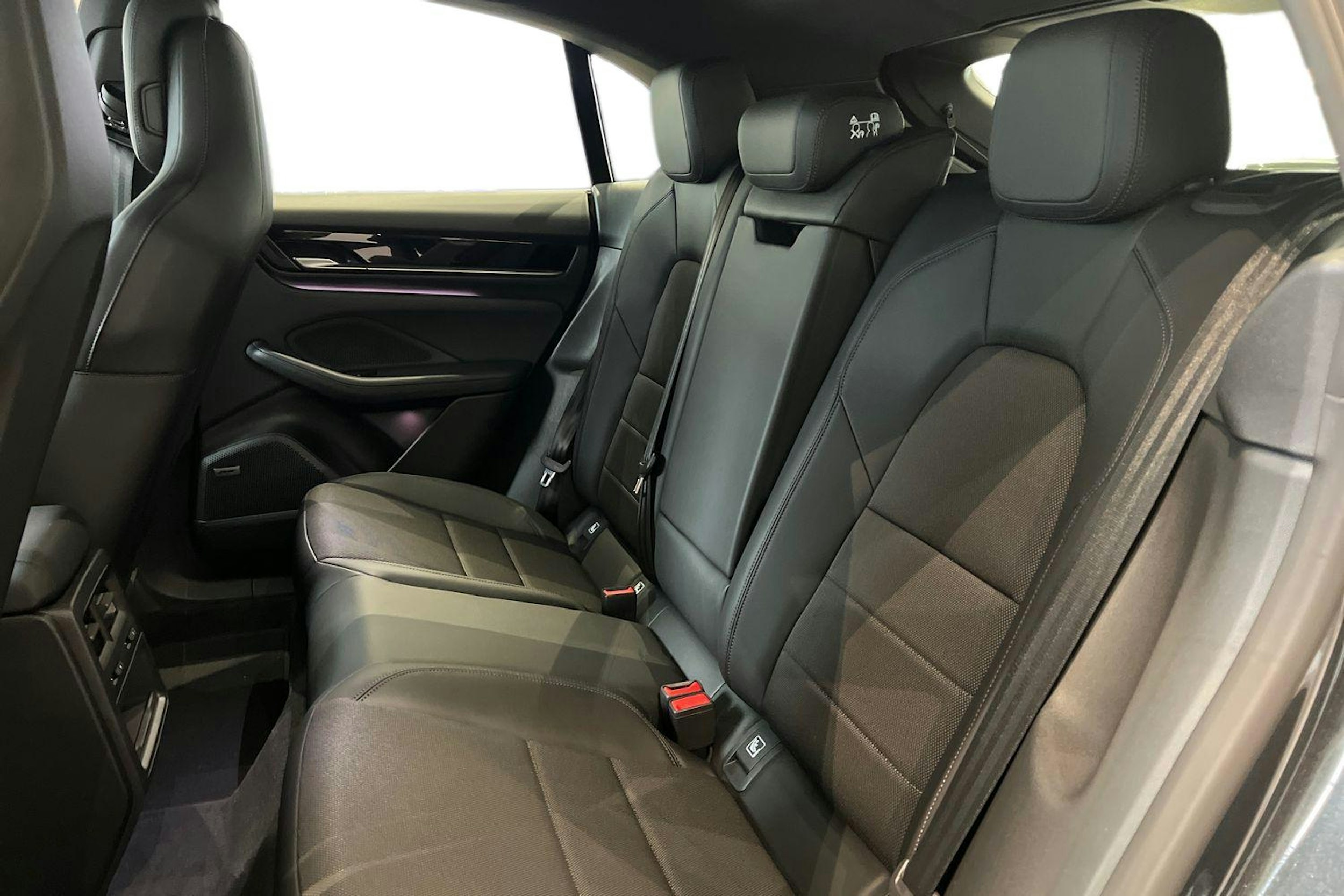harmaa Porsche Macan 2025 kuva 8.