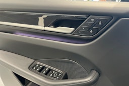 harmaa Porsche Macan 2025 kuva 12.
