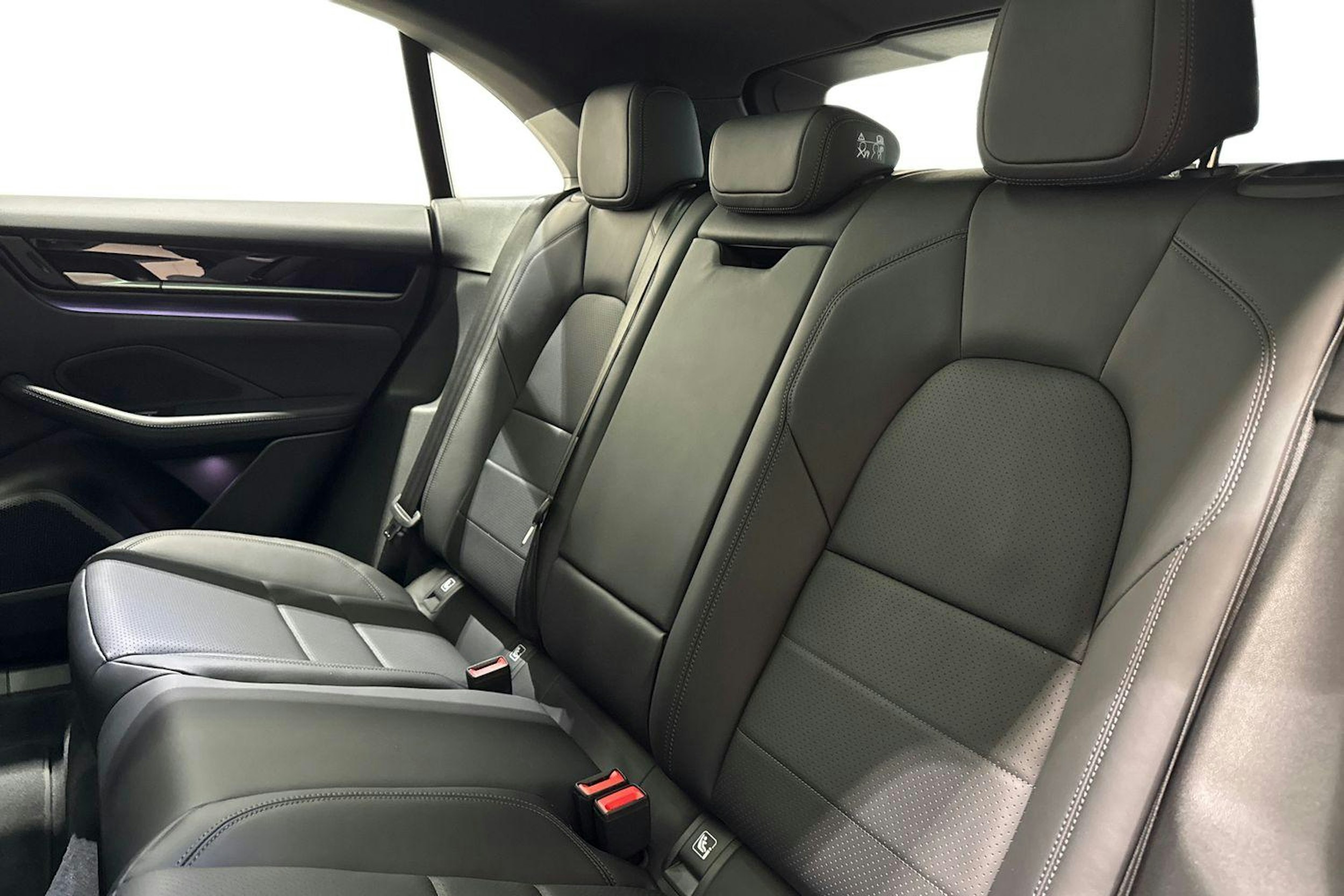 harmaa Porsche Macan 2025 kuva 8.