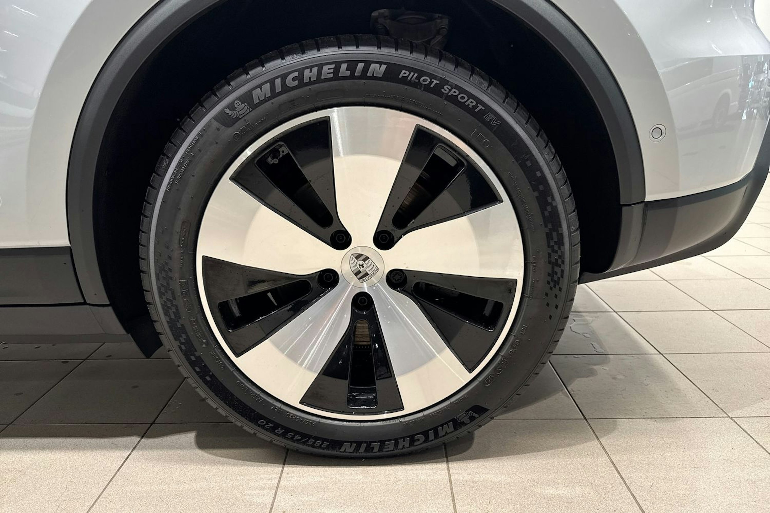 harmaa Porsche Macan 2025 kuva 10.