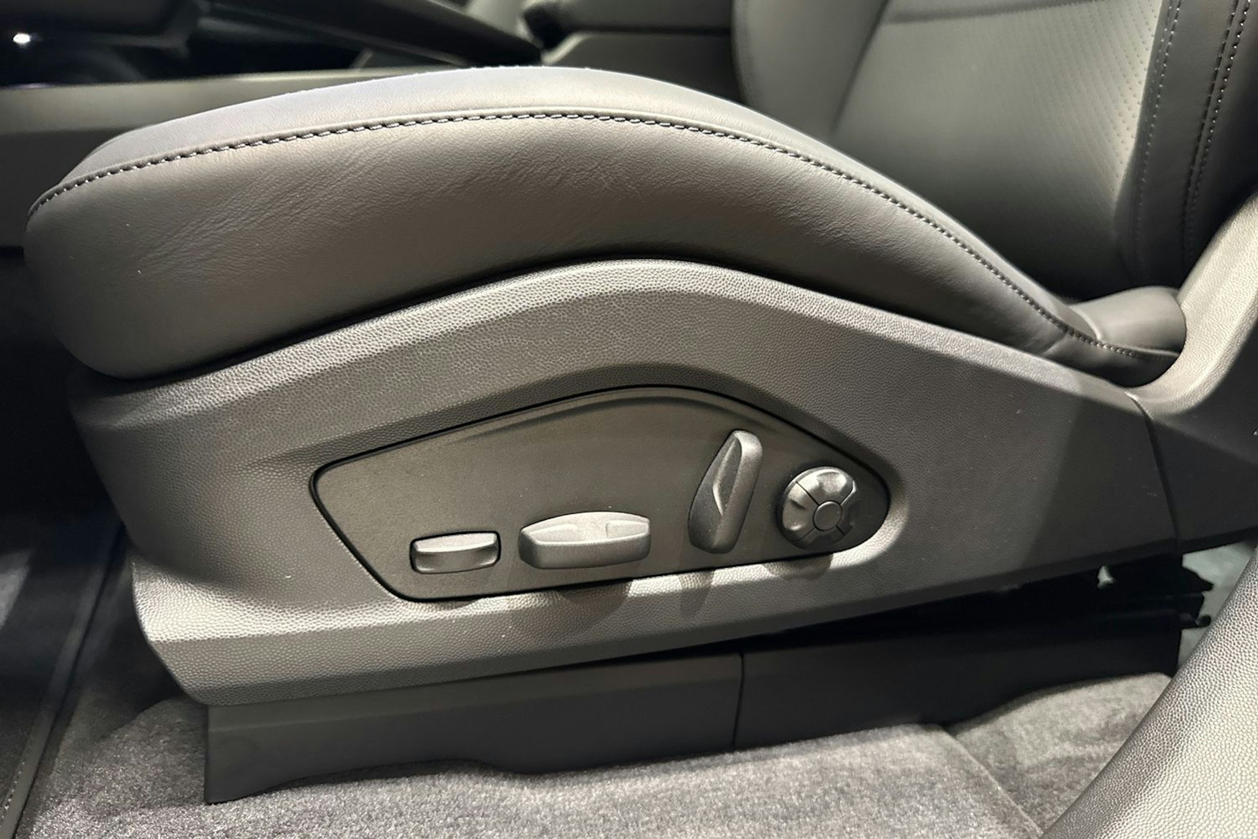 harmaa Porsche Macan 2025 kuva 12.