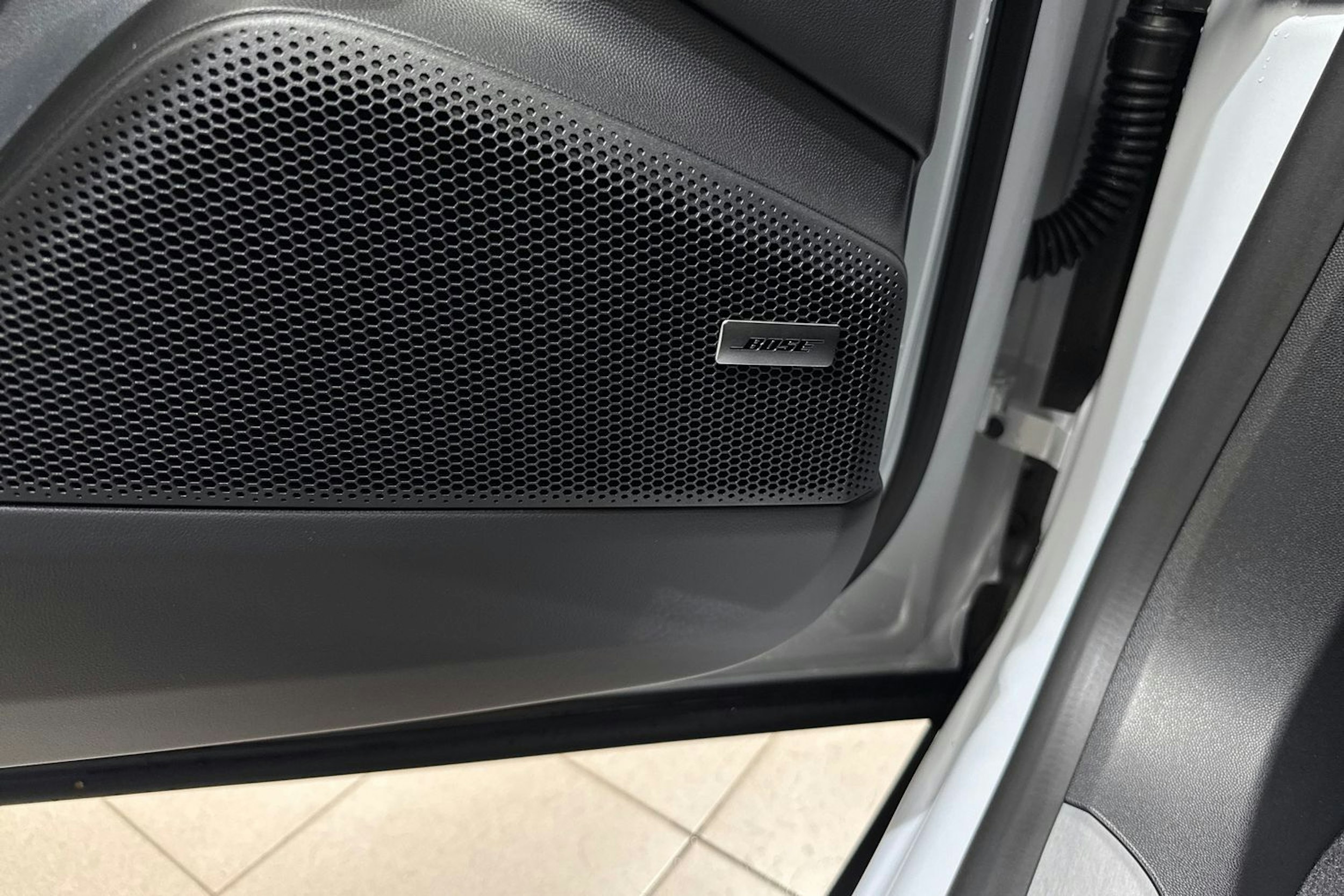 harmaa Porsche Macan 2025 kuva 18.