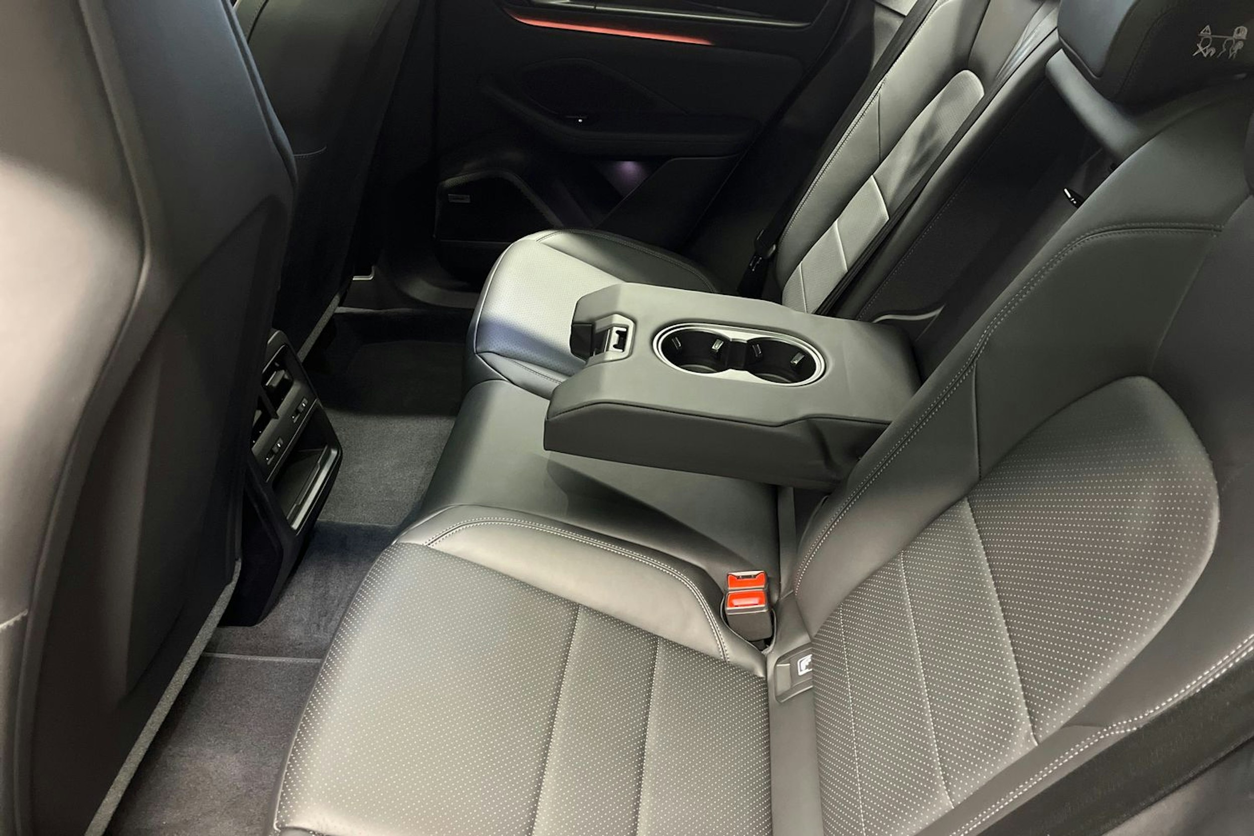 harmaa Porsche Macan 2025 kuva 21.