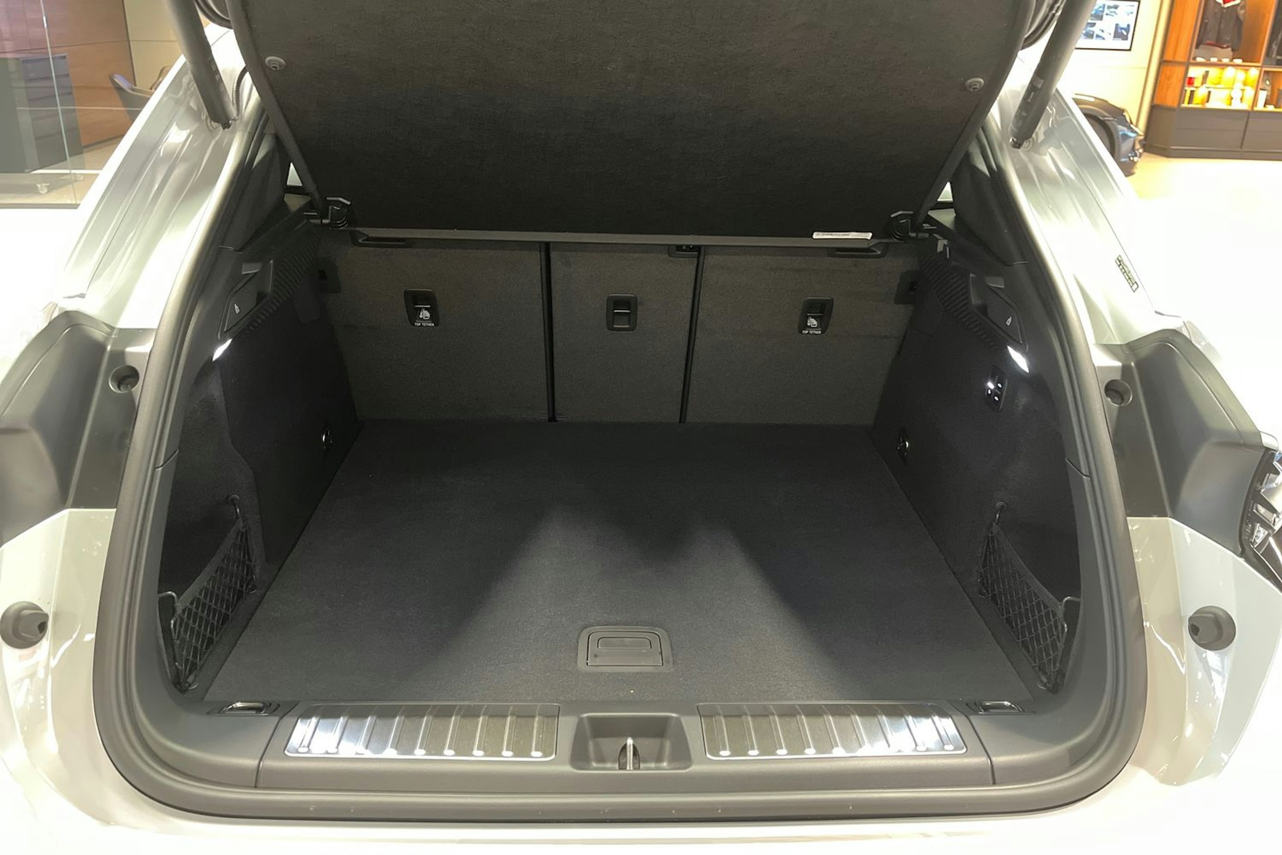 harmaa Porsche Macan 2025 kuva 22.