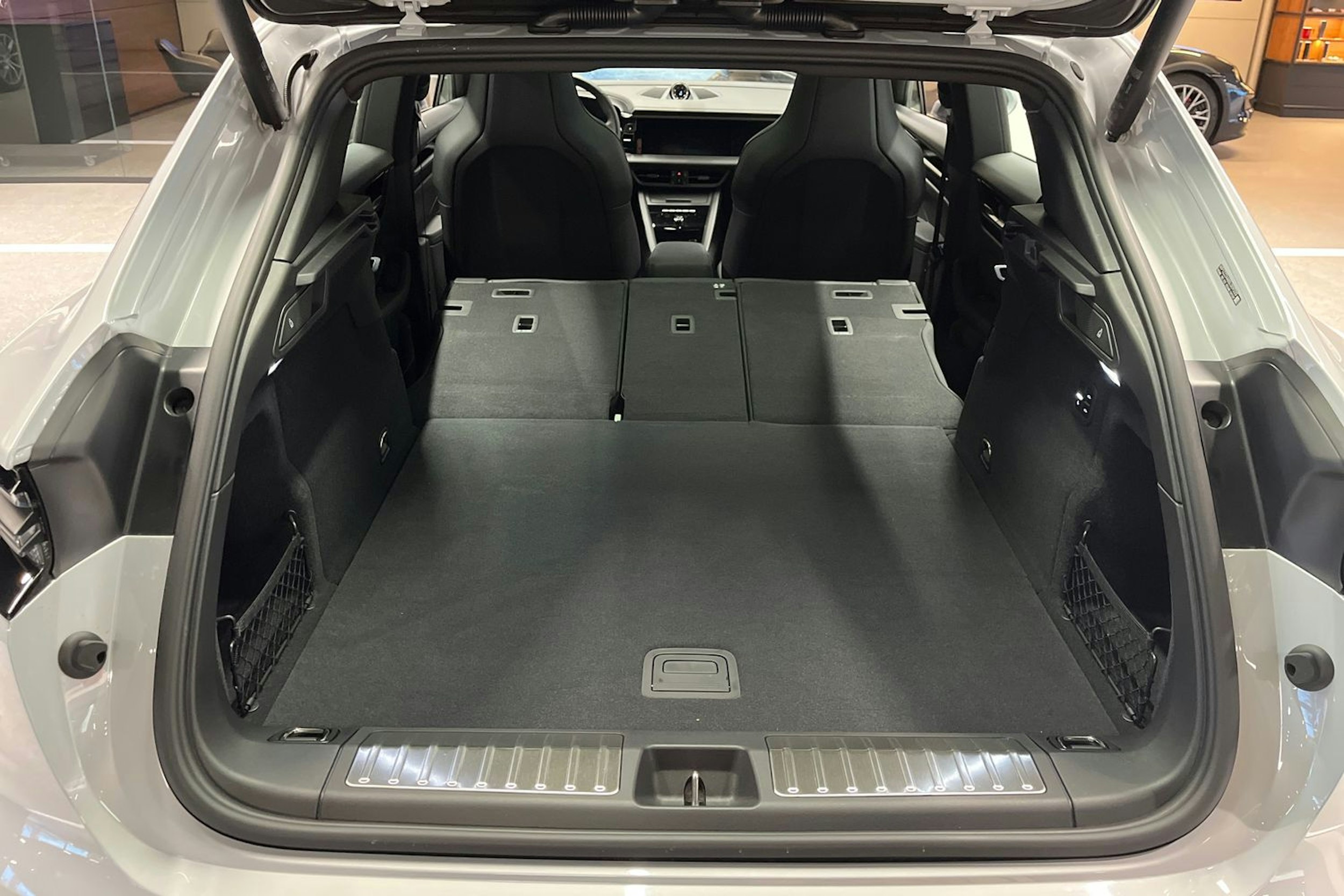 harmaa Porsche Macan 2025 kuva 23.