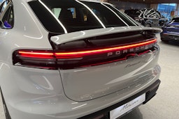 harmaa Porsche Macan 2025 kuva 25.