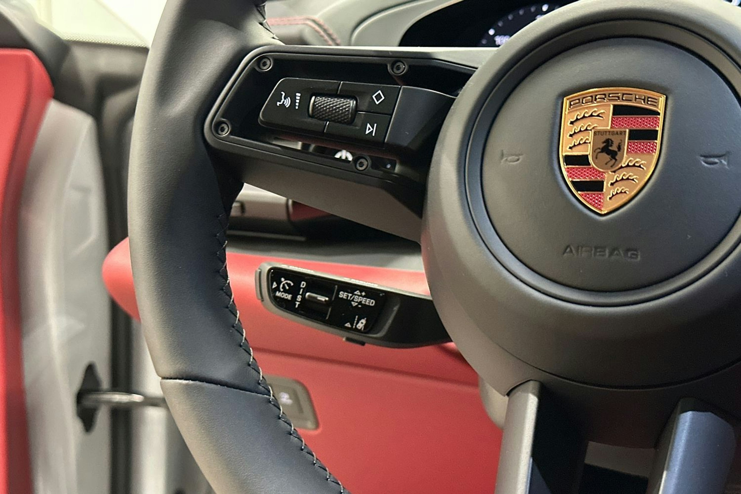 harmaa Porsche Macan 2025 kuva 12.