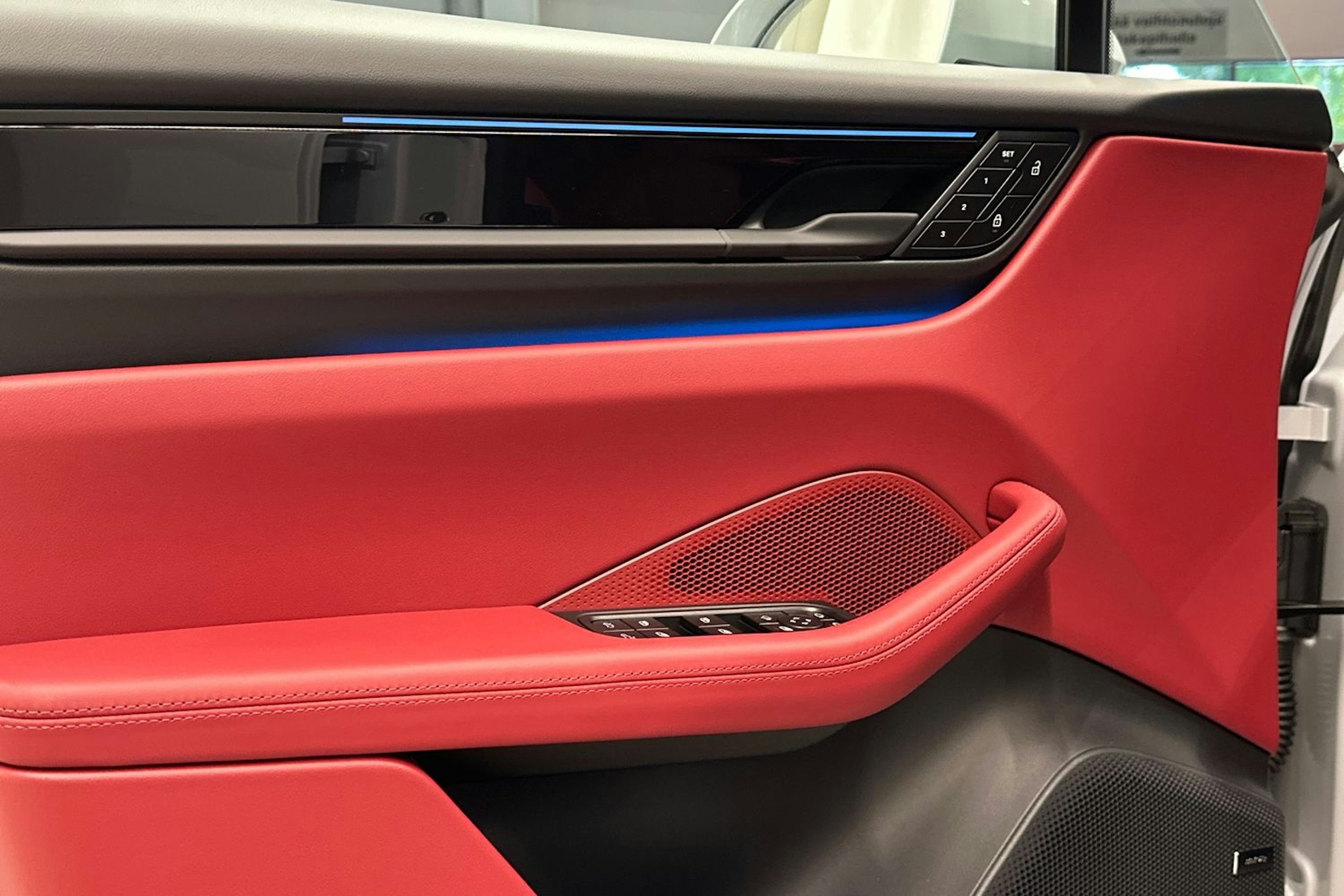 harmaa Porsche Macan 2025 kuva 15.