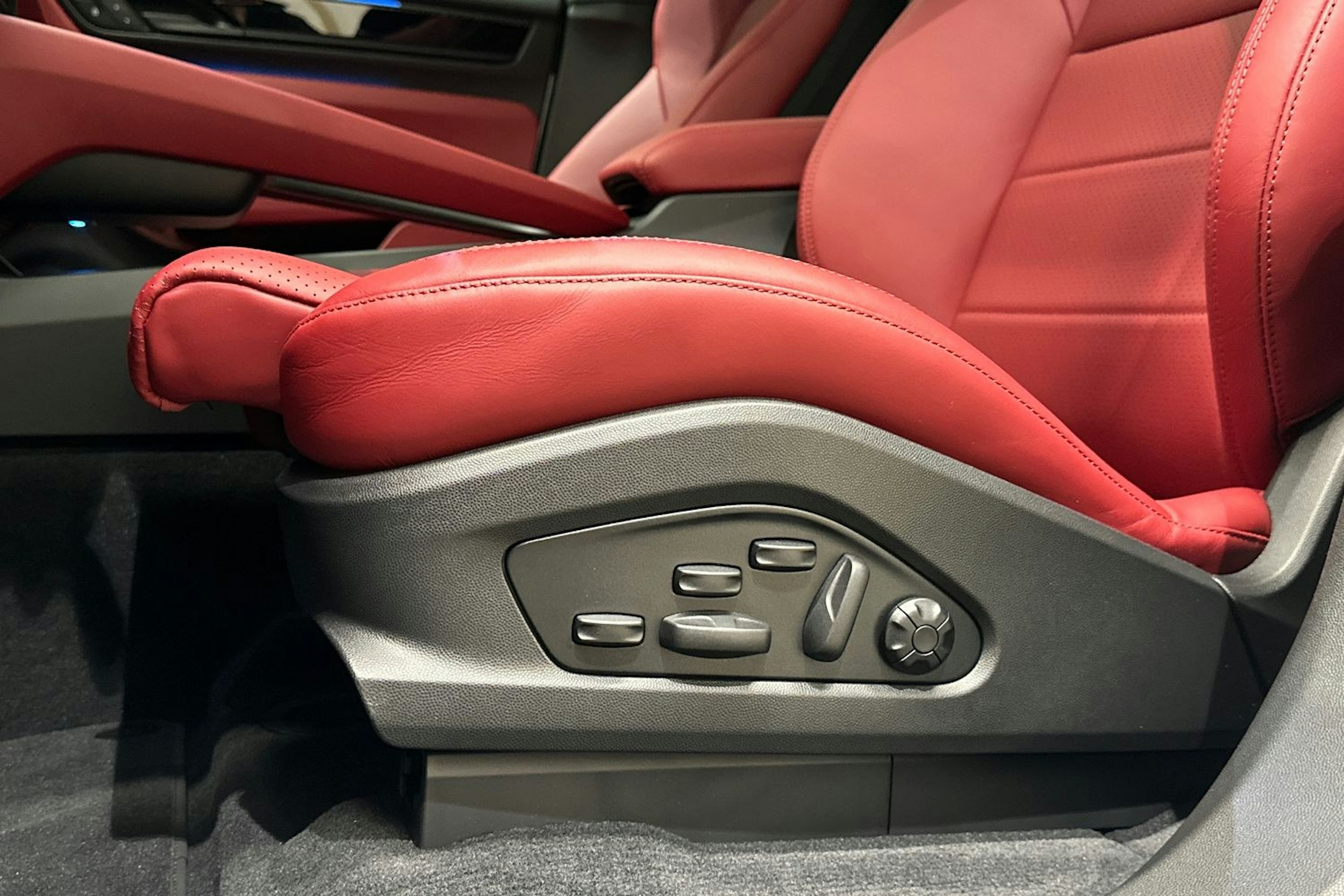 harmaa Porsche Macan 2025 kuva 17.