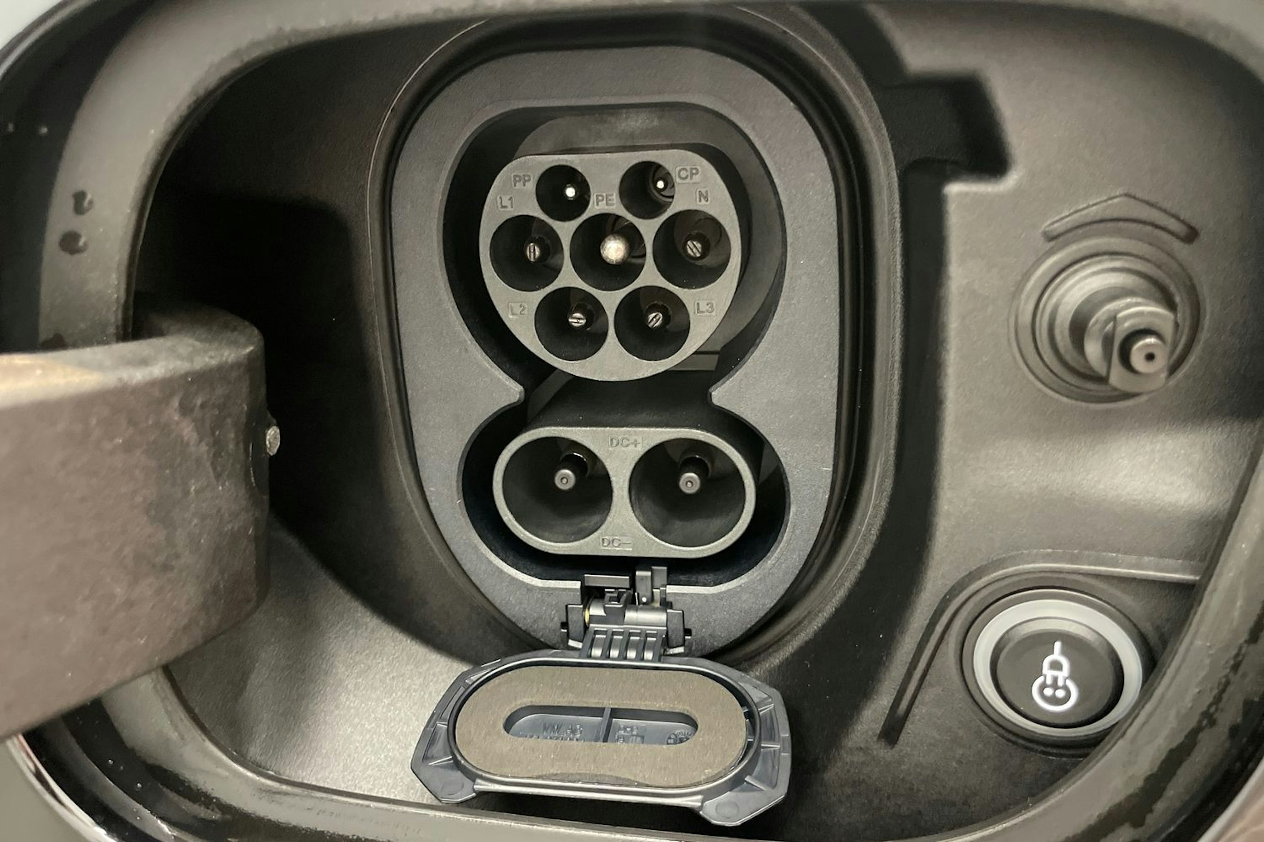 musta Porsche Macan 2025 kuva 19.