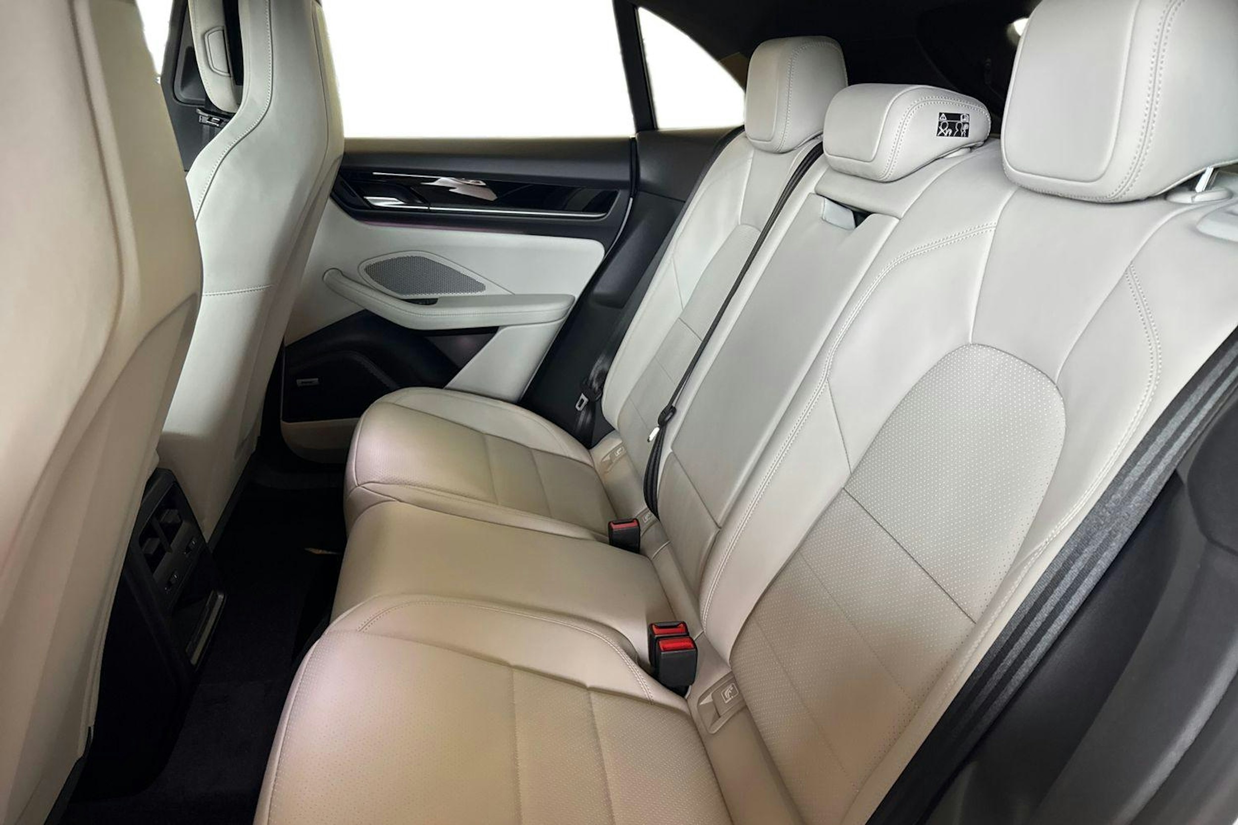 harmaa Porsche Macan 2025 kuva 8.