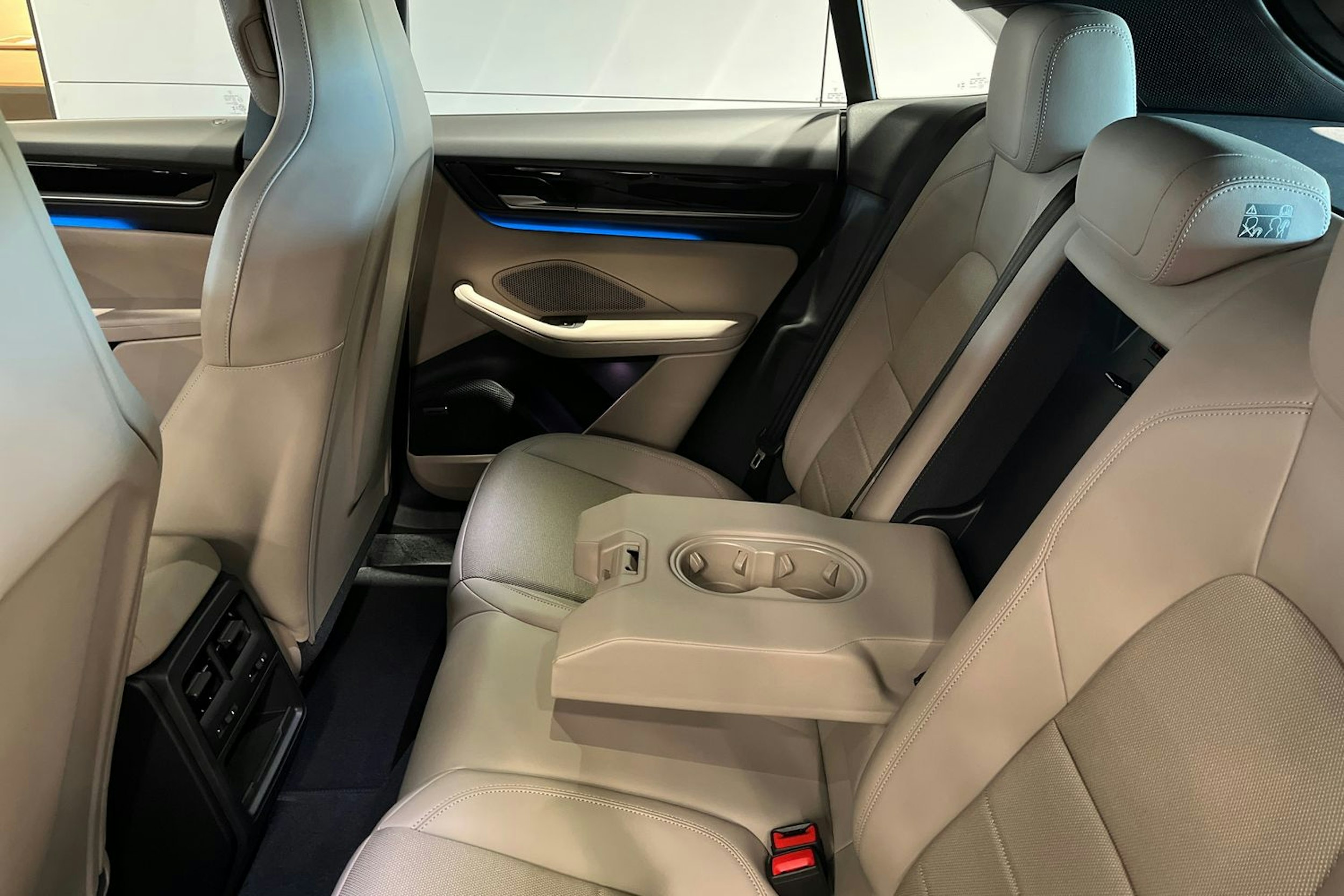 musta Porsche Macan 2025 kuva 15.