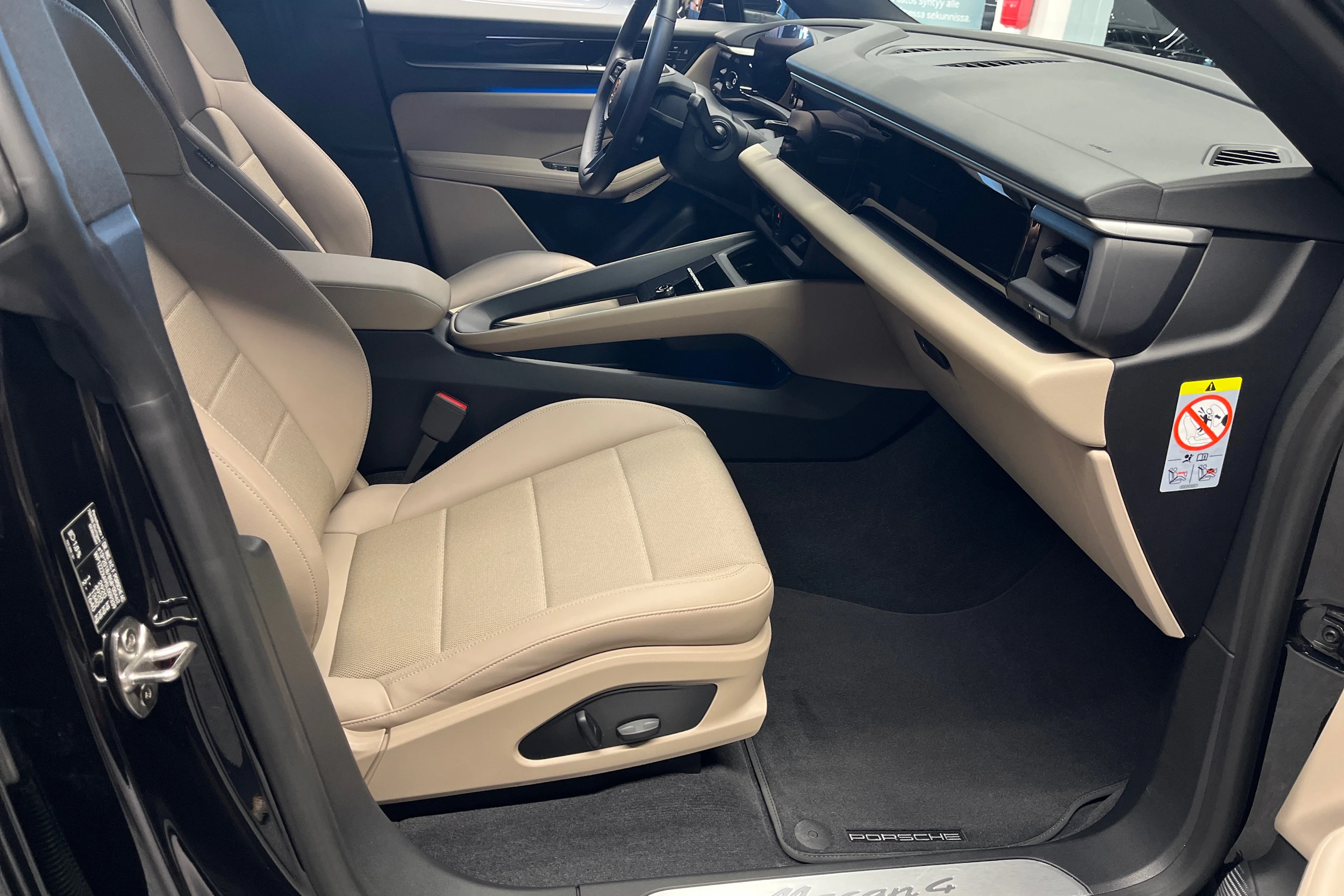 musta Porsche Macan 2025 kuva 24.