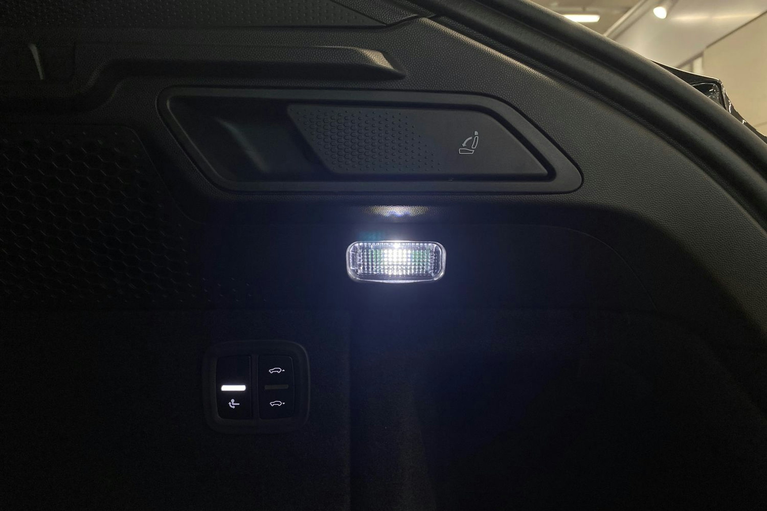 musta Porsche Macan 2025 kuva 15.