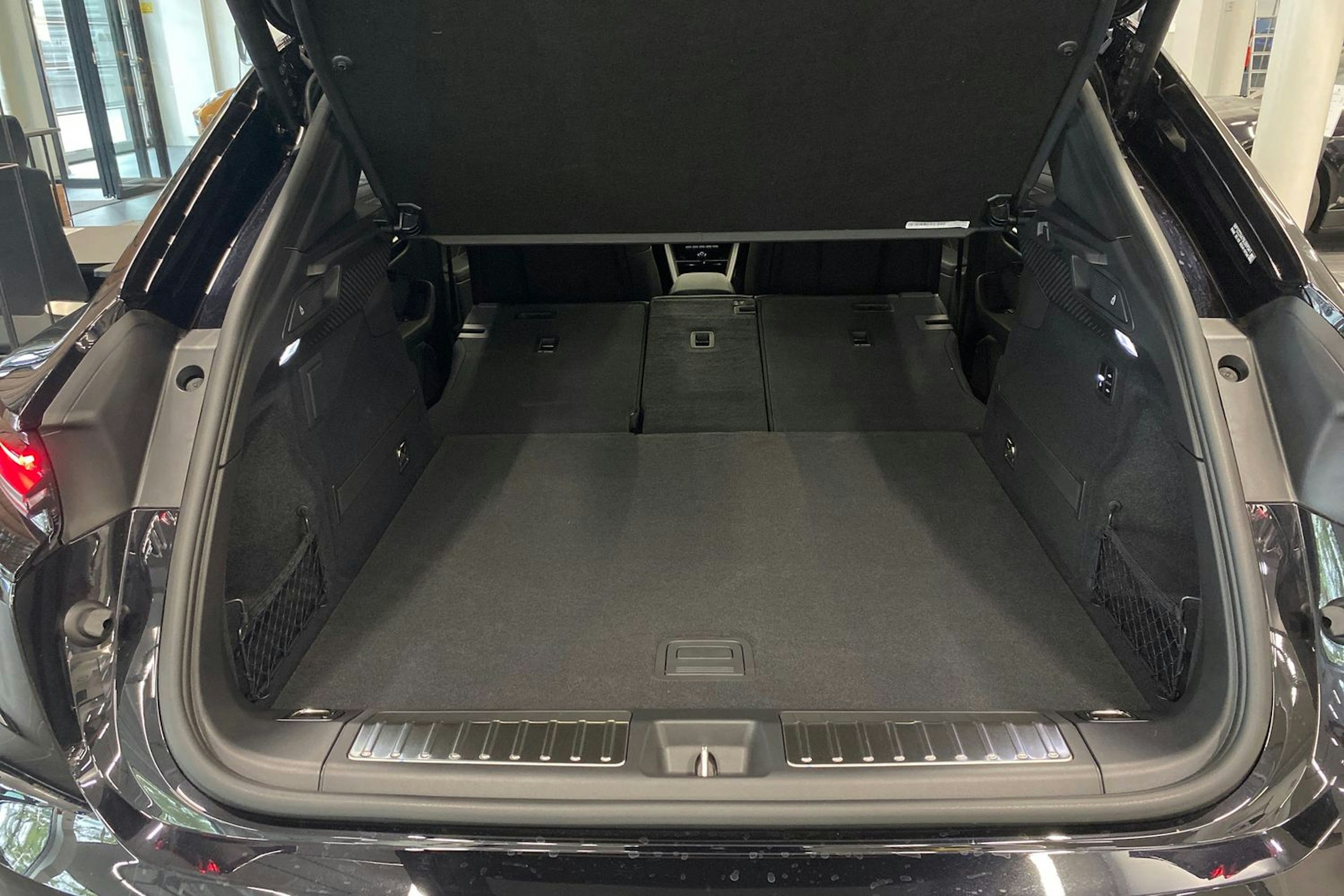 musta Porsche Macan 2025 kuva 17.