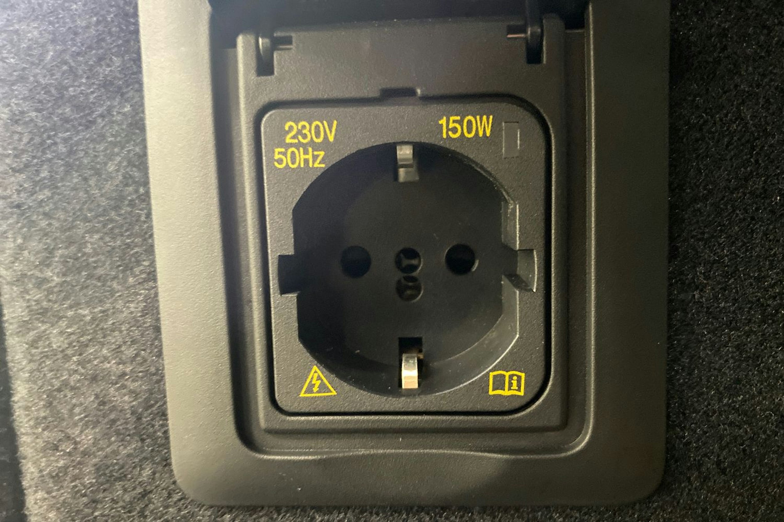 musta Porsche Macan 2025 kuva 18.