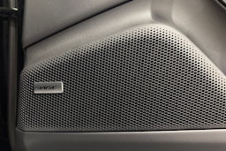 musta Porsche Macan 2025 kuva 21.