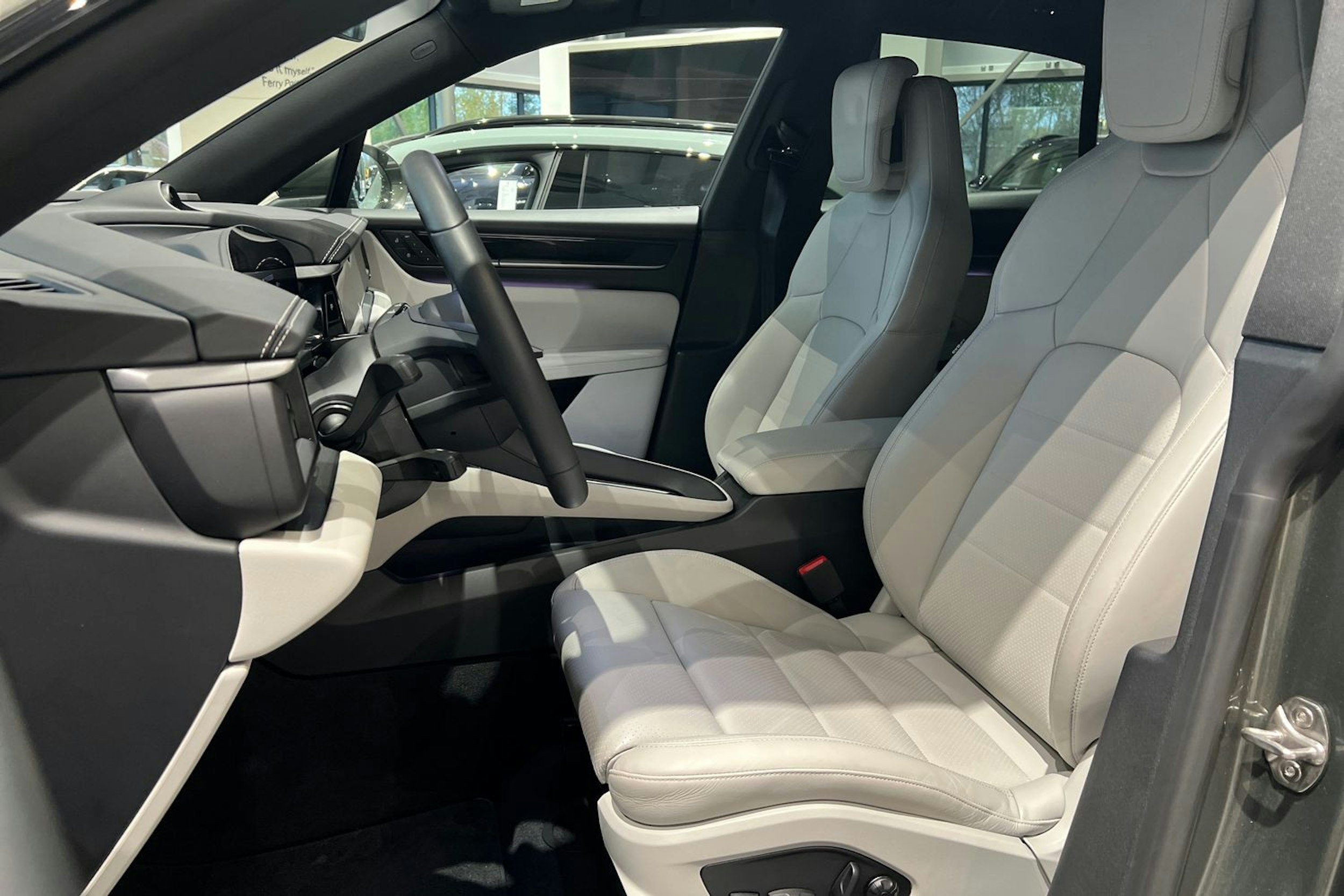 vihreä Porsche Macan 2025 kuva 10.
