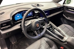 Valkoinen Porsche Macan 2025 kuva 6.