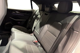 Valkoinen Porsche Macan 2025 kuva 7.